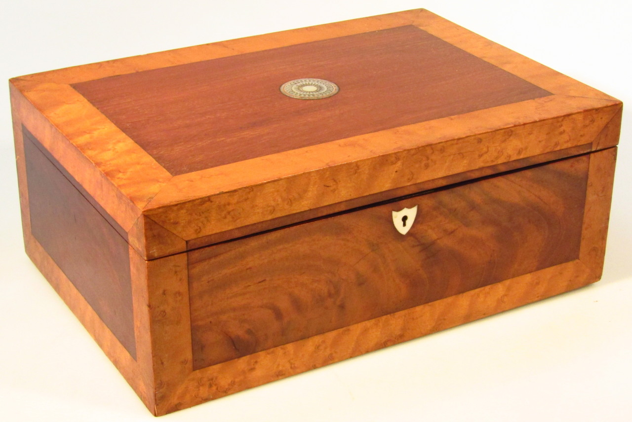 A 20thC mahogany and satinwood jewellery casket, the rectangular lid centred with a mother of