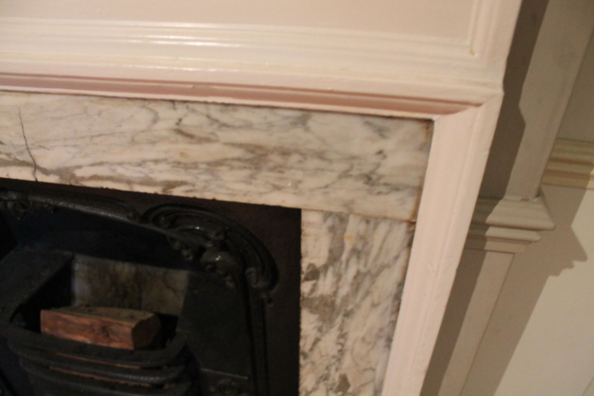 V Front bar - Fireplace (Painted white with cast iron insert) - Image 4 of 4