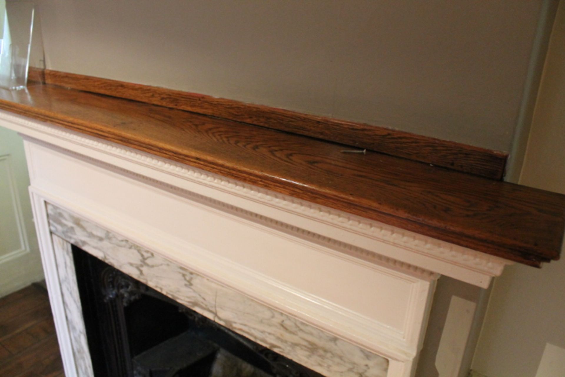 V Front bar - Fireplace (Painted white with cast iron insert) - Image 3 of 4