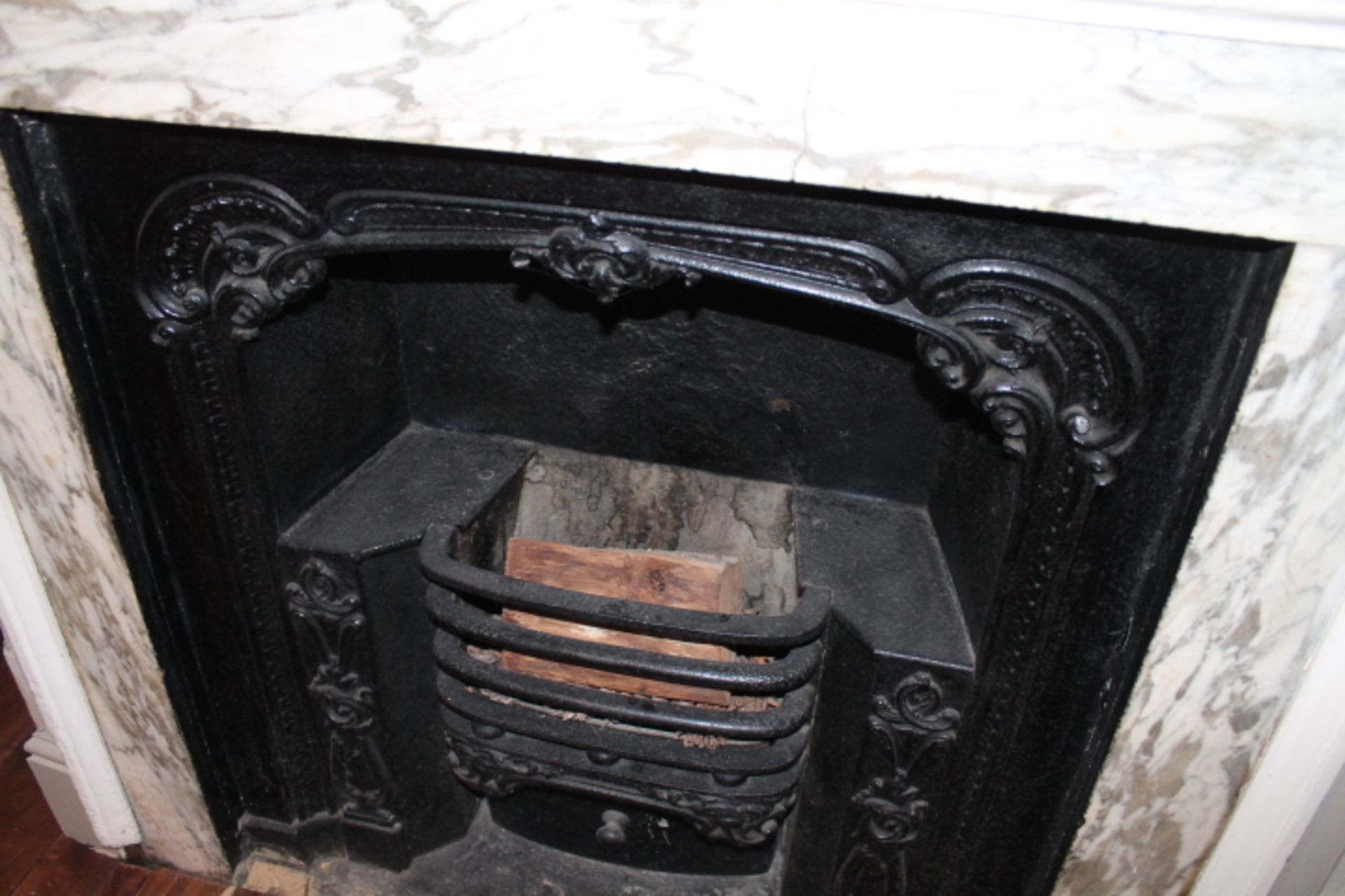 V Front bar - Fireplace (Painted white with cast iron insert) - Image 2 of 4