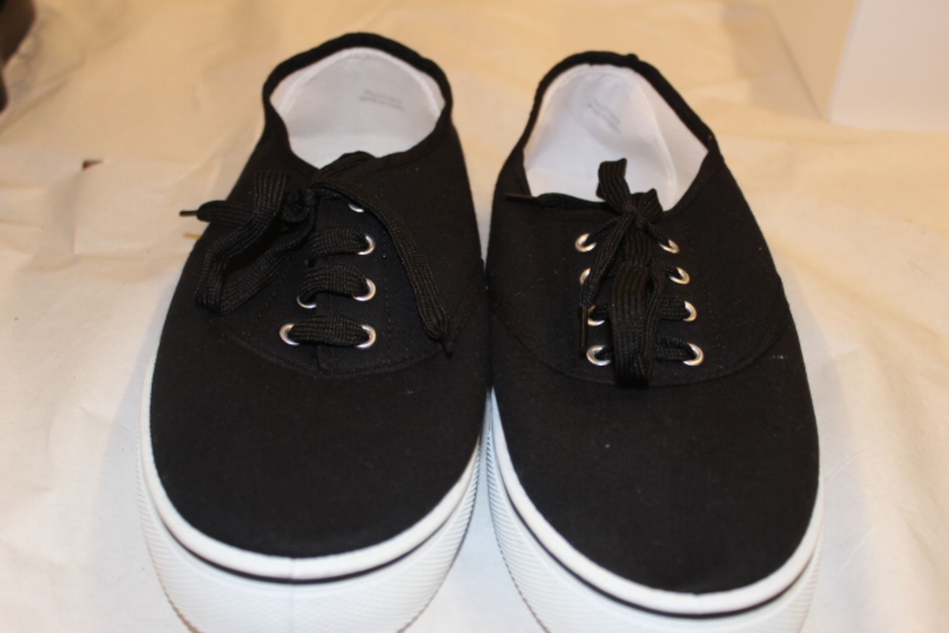 V Black canvas lace up deck shoes (adult) û size 7