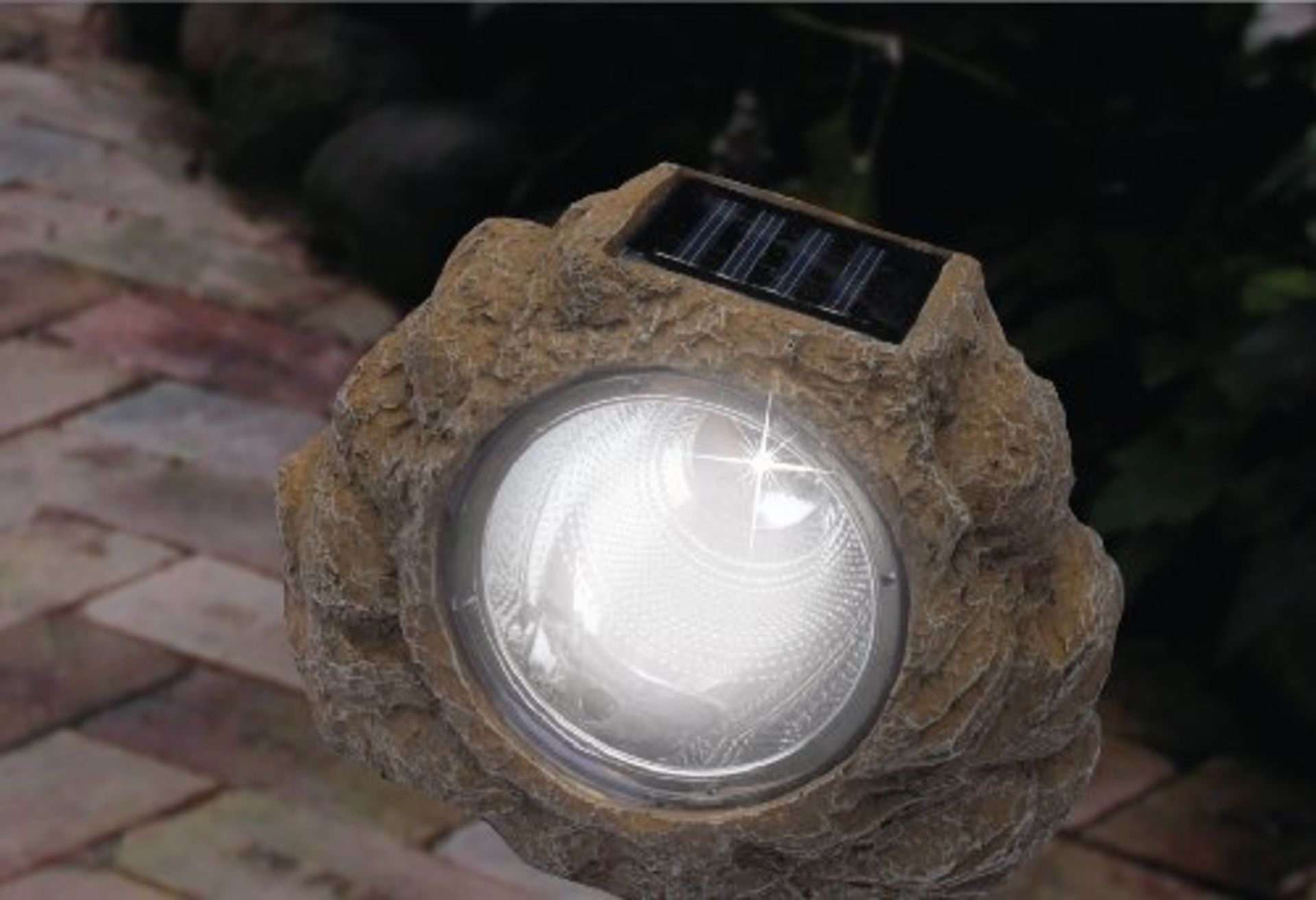 V Grade A Solar Rock Light With Natural Stone Effect