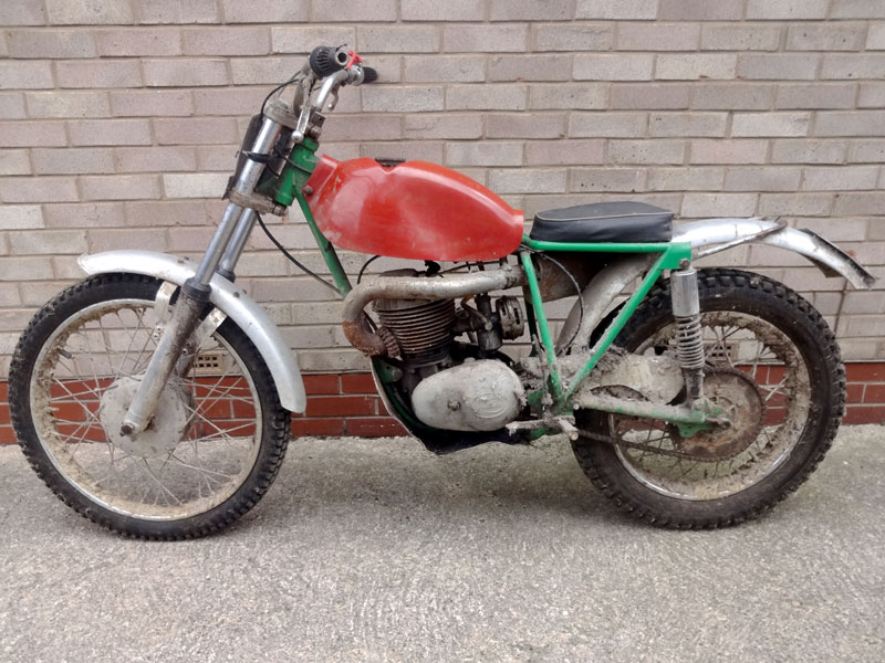 - Barn find condition

- Family owned since 1968, unrestored bike

- Comes with original - Image 2 of 3