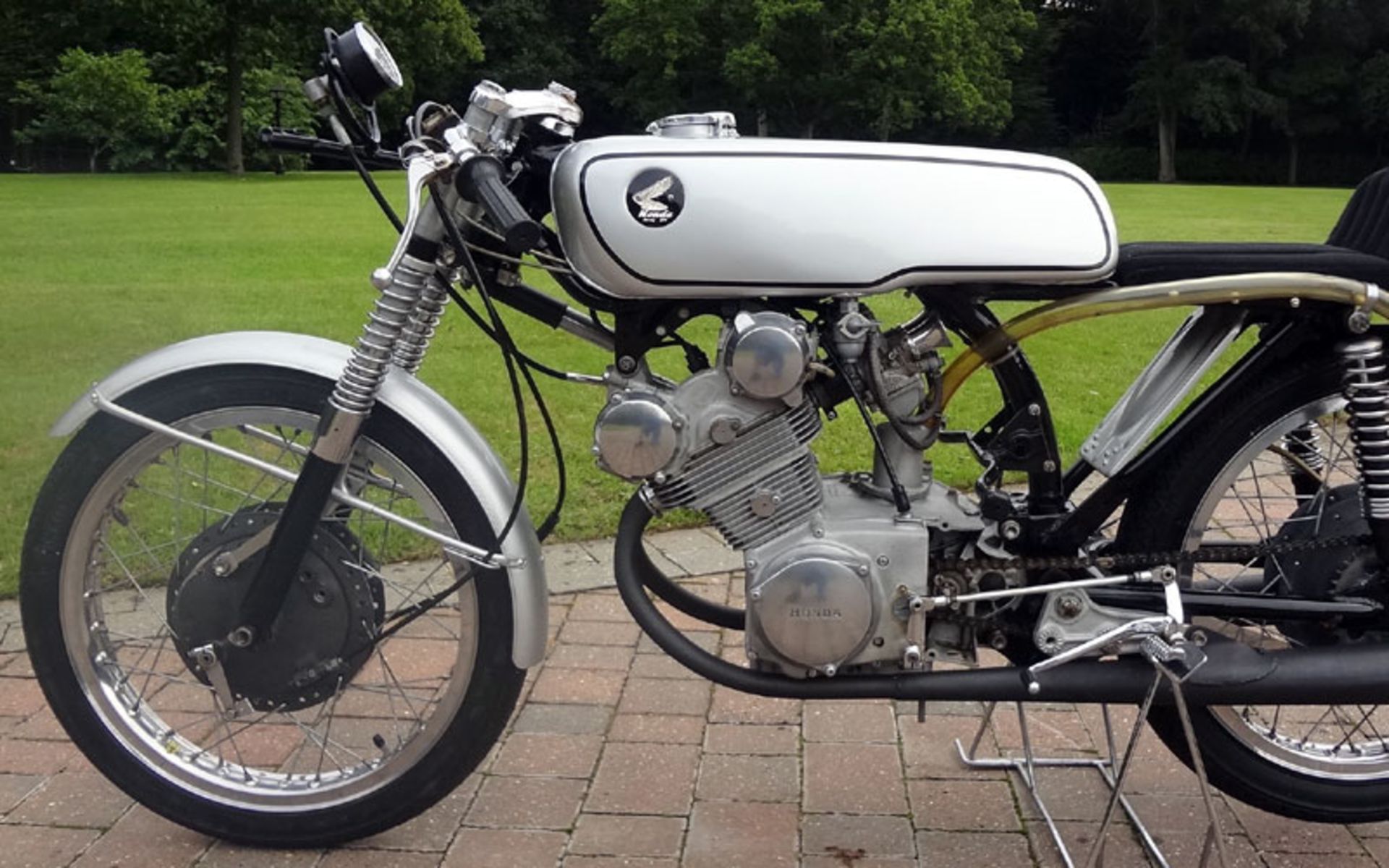 - One of the first bikes bought over to Europe in 1962

- Twin leading magnesium front brakes

-