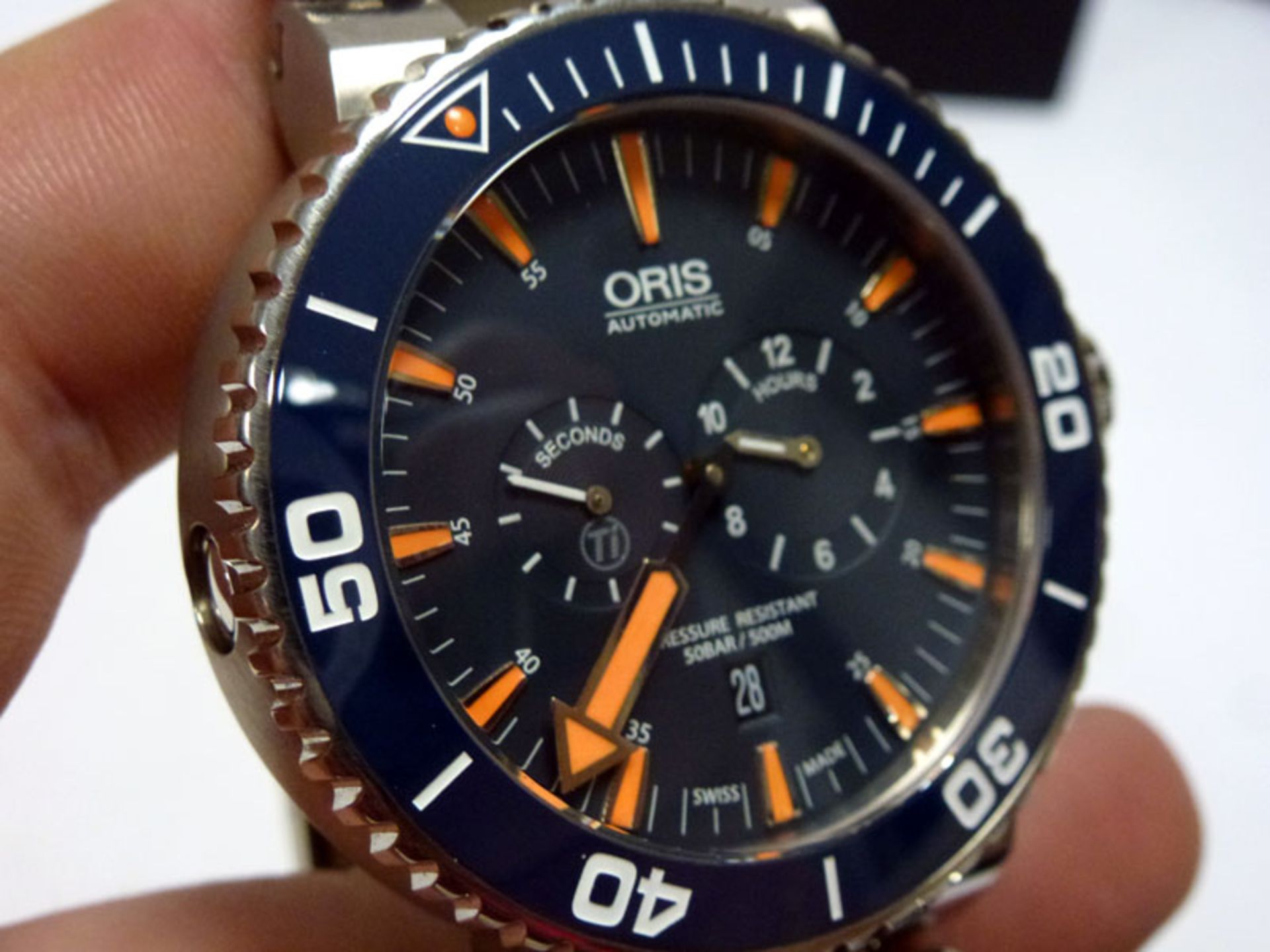Oris 749 calibre automatic movement with bi-directional red rotor, 38-hour power reserve, date - Image 4 of 7