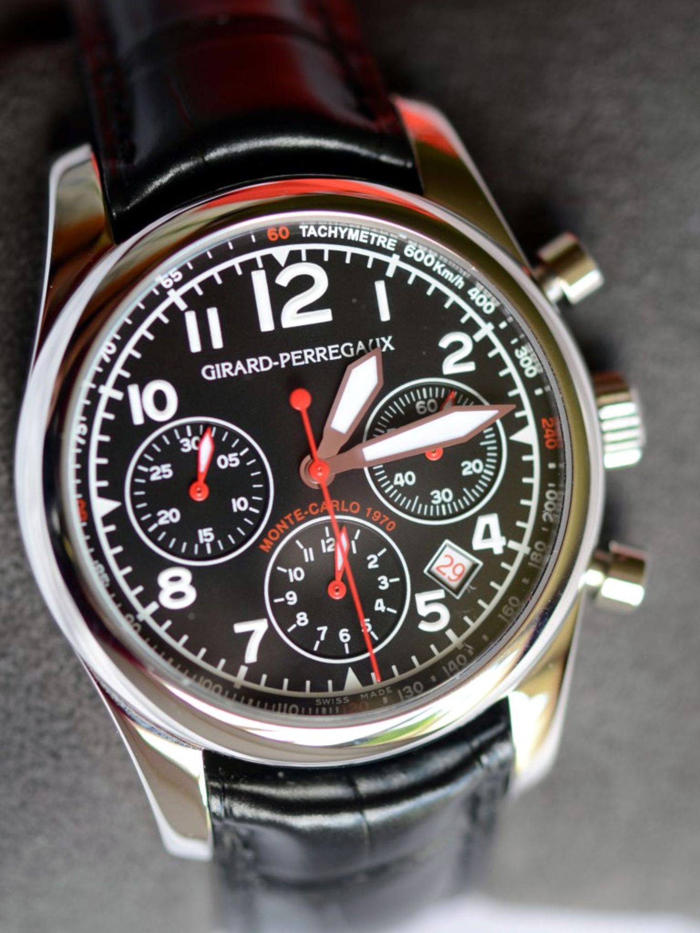 Featuring a stainless steel case, black dial with date aperture between 4 and 5. Offered on a - Image 4 of 4