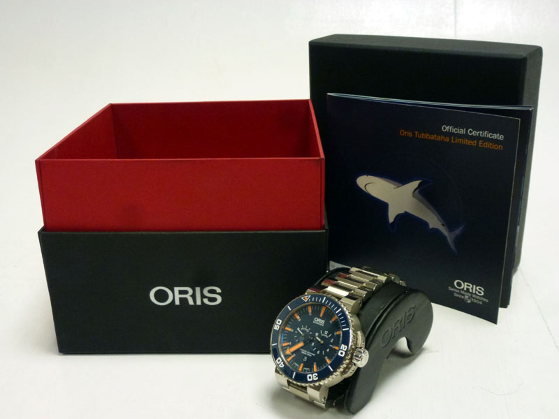 Oris 749 calibre automatic movement with bi-directional red rotor, 38-hour power reserve, date