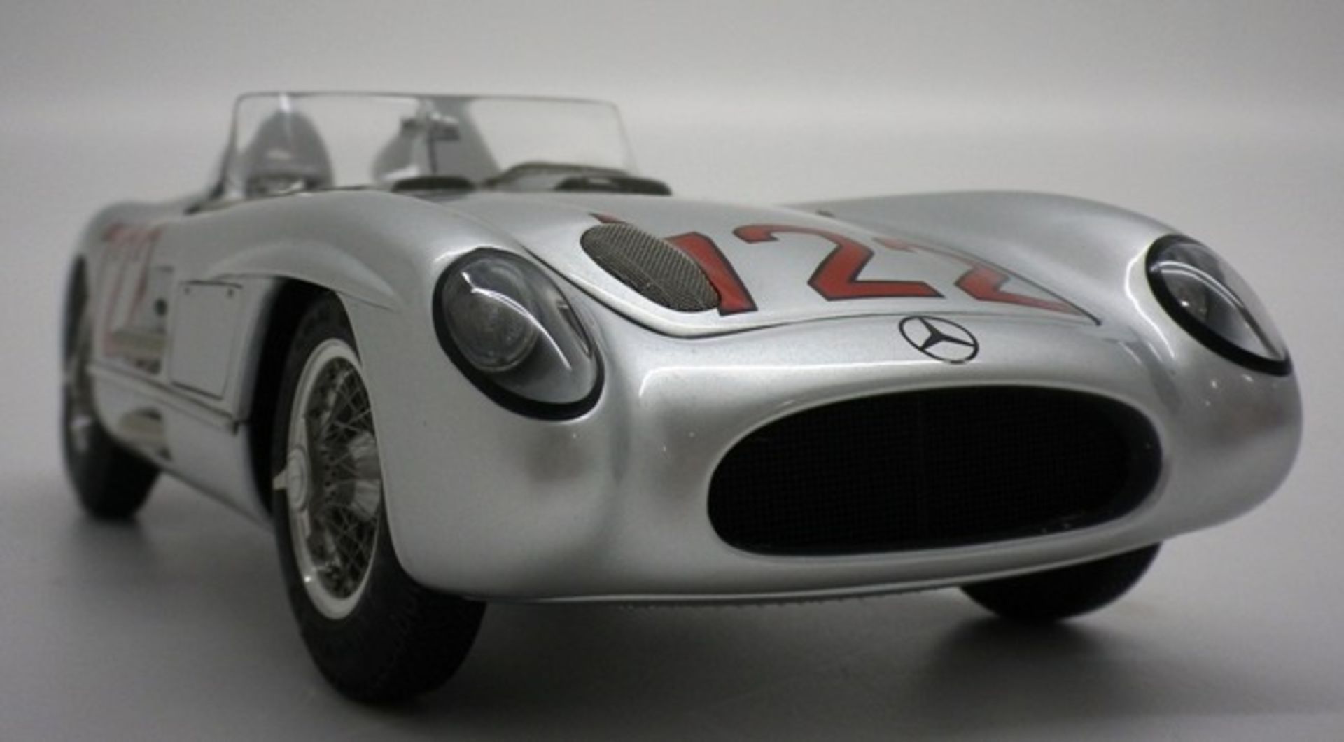 1955 Mercedes-Benz 300SLR.Estimate : £250 - £275 A 1/18 scale model by CMC of the 1955 Mercedes-Benz - Image 3 of 4