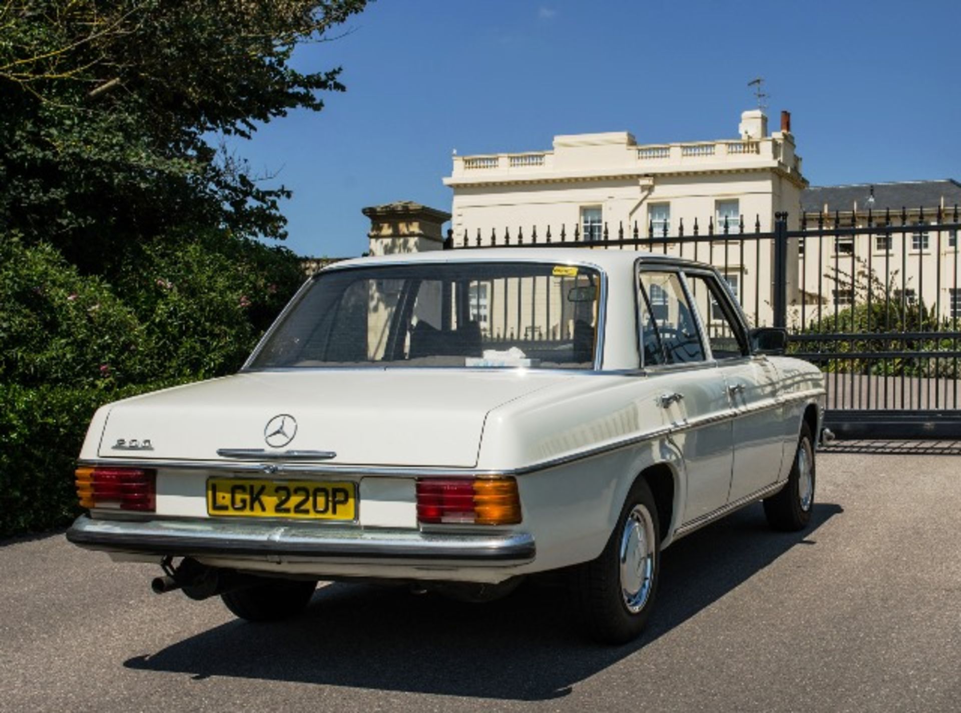 WITHDRAWN - 1975 Mercedes-Benz 200 Saloon - Image 4 of 8