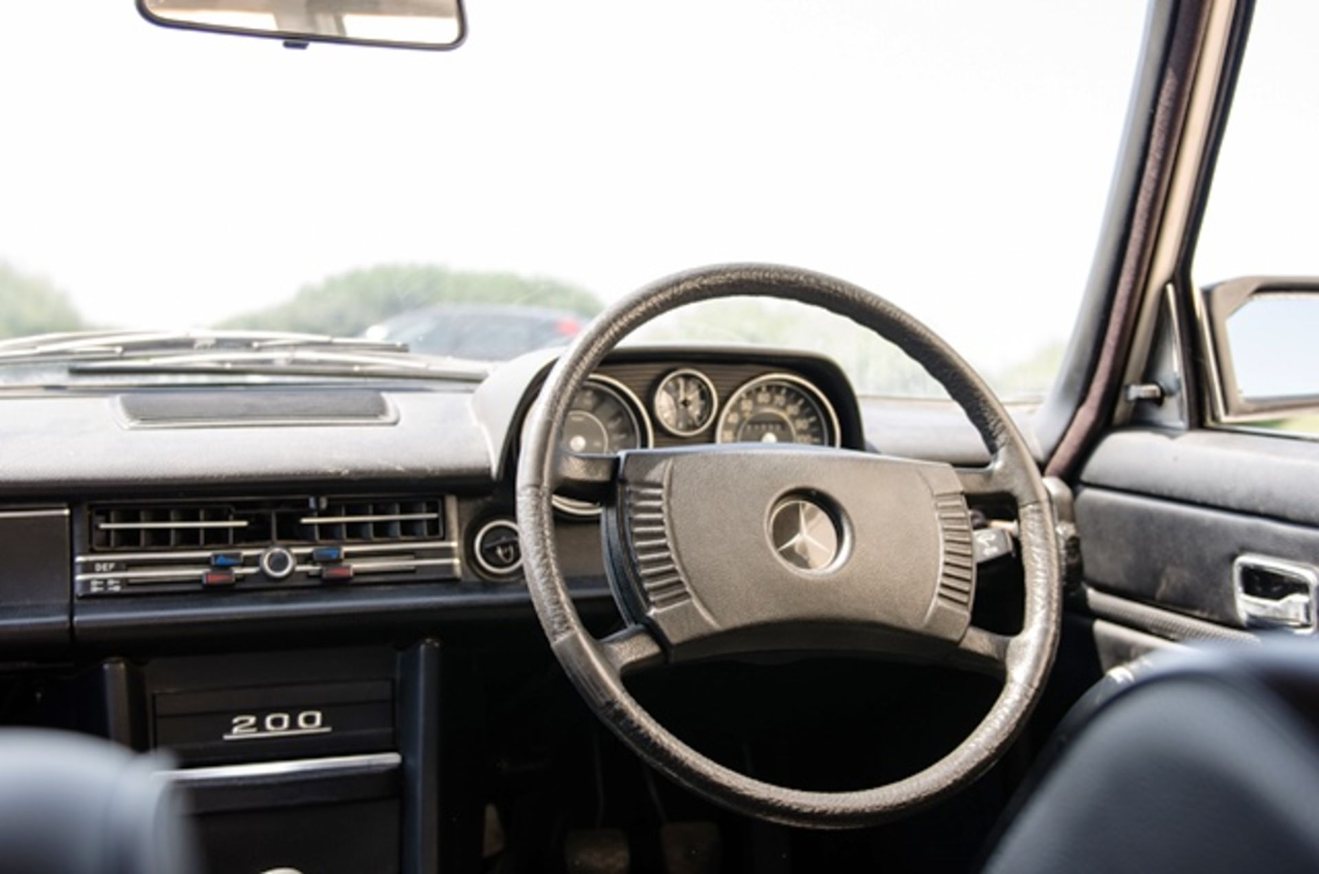WITHDRAWN - 1975 Mercedes-Benz 200 Saloon - Image 5 of 8