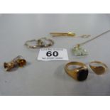 2 pairs of 9 ct gold earrings, 2 rings, jade penda