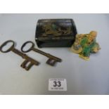 A chinese figure, lacquer box and two vintage keys