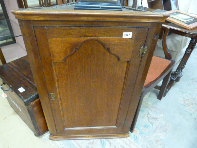 Oak hanging corner cupboard - Image 2 of 2