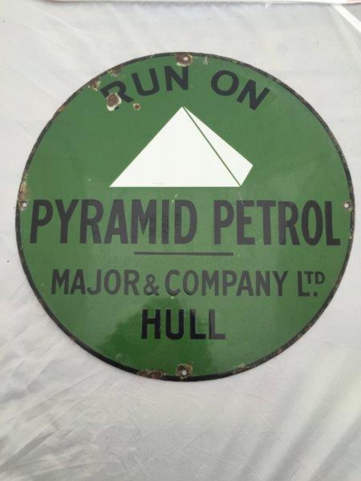 A rare Pyramid Petrol Major and Company Limited, Hull circular enamel sign, 16" diameter.