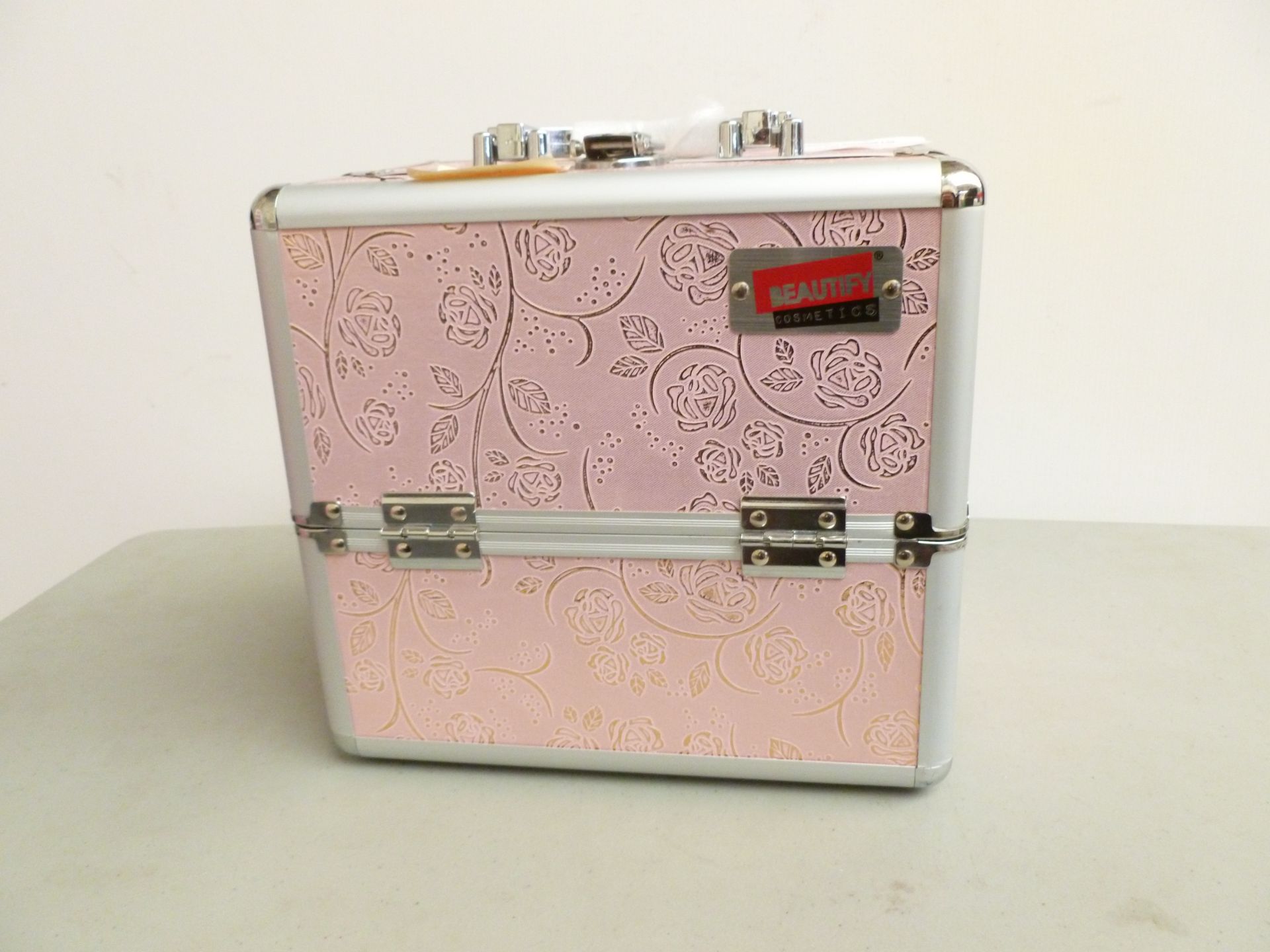 BeautyCosmetics Small Pink and Silver Rose Design Vanity Case. Excellent condition. With keys.