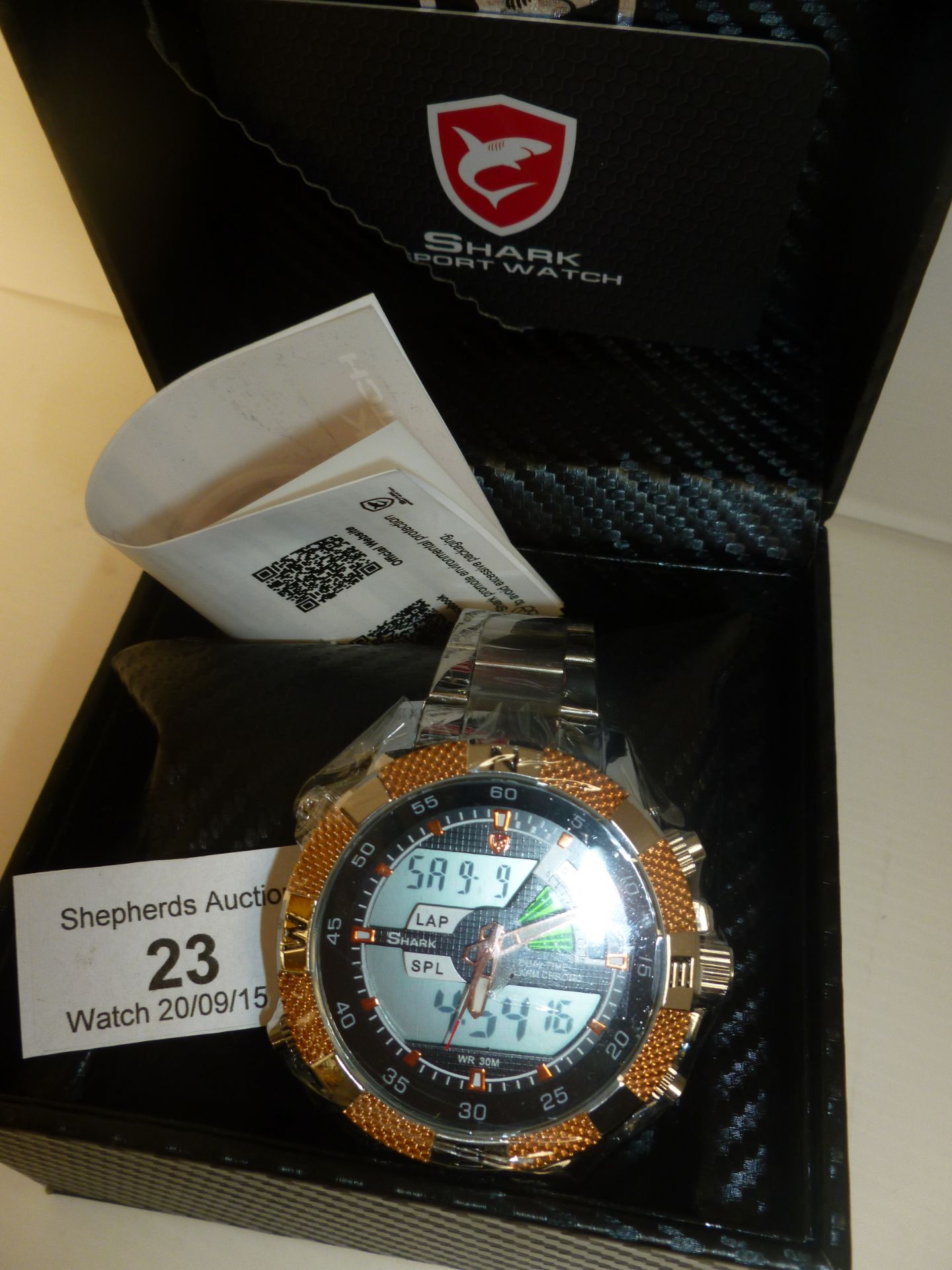 Mens Shark Sports Watch ds0062 in presentation case with user guide and international maintenance