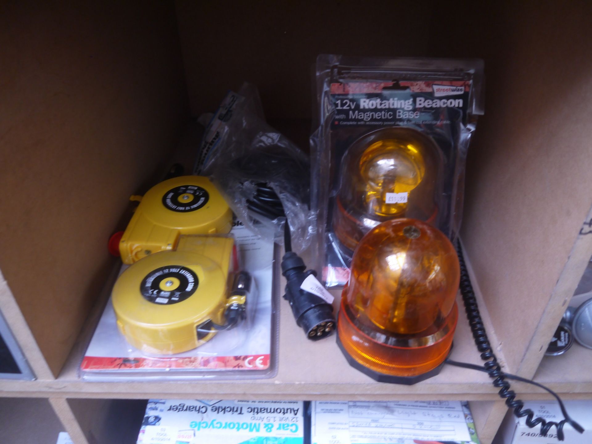2x StreetWize Rotating Beacon. 2x StreetWize Retractable 12V Extension Cord. And 1x StreetWize 6m