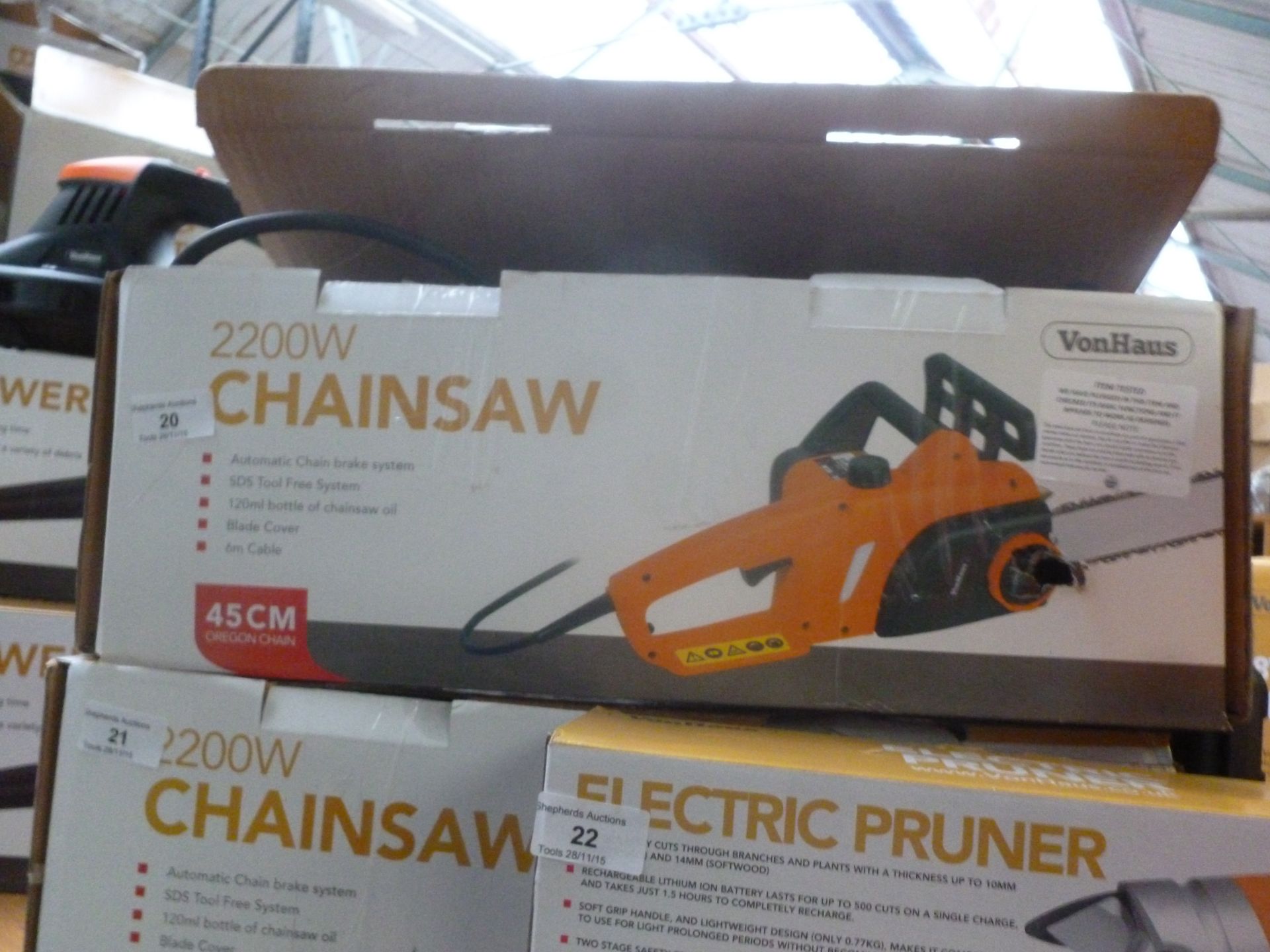 VonHaus 2200W Chainsaw. Powers up, boxed.