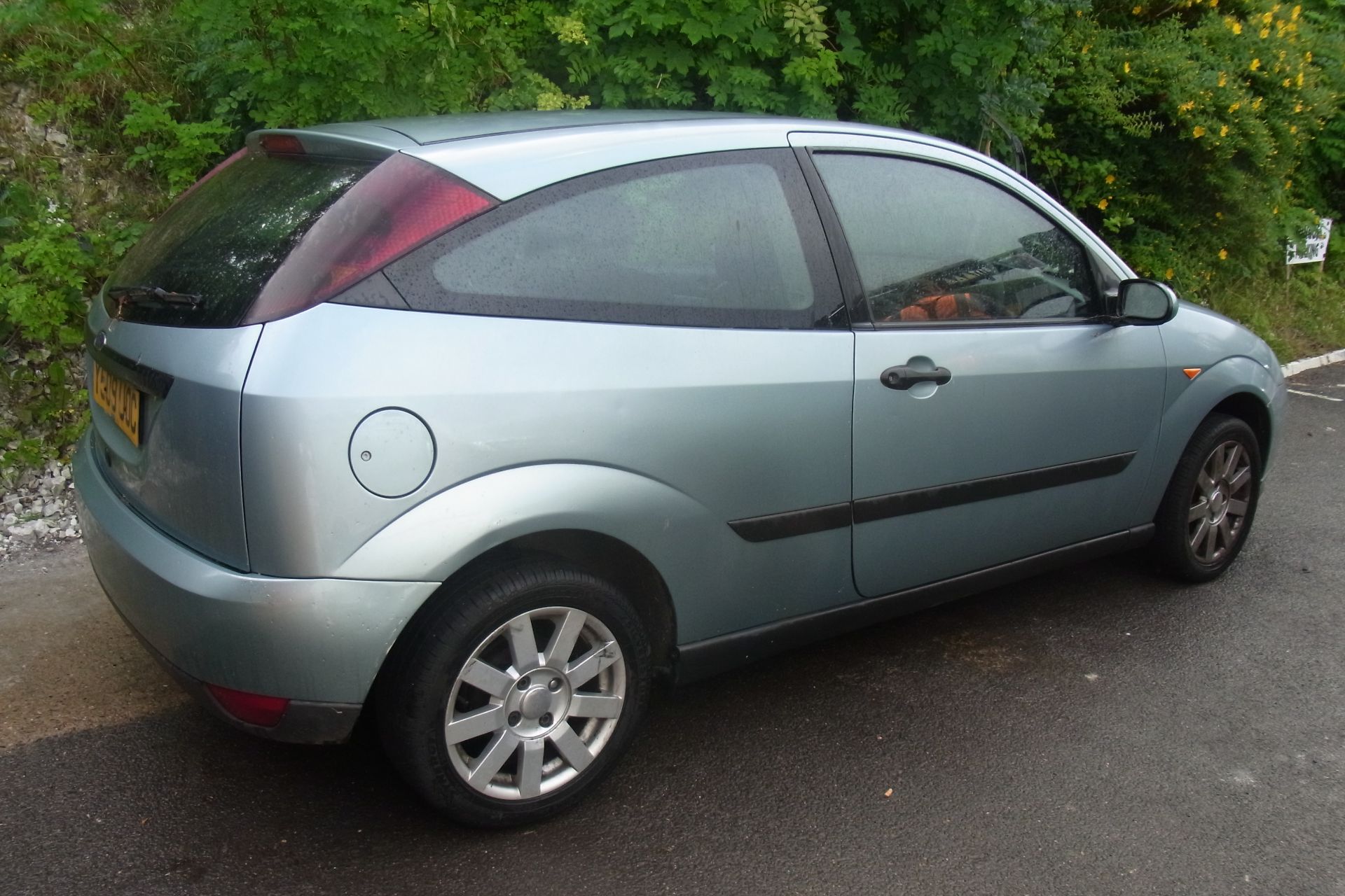 Lot 11 - Y509 UOC - Ford Focus Zetec with V5 & Key - Image 2 of 3