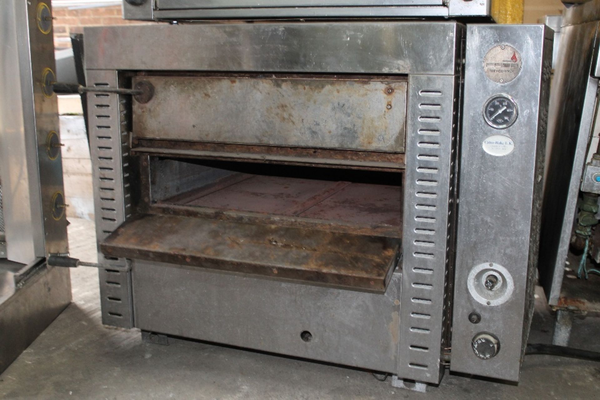 Caterbake UK Double Deck Gas Pizza Oven – Needs tidying up - Image 2 of 2