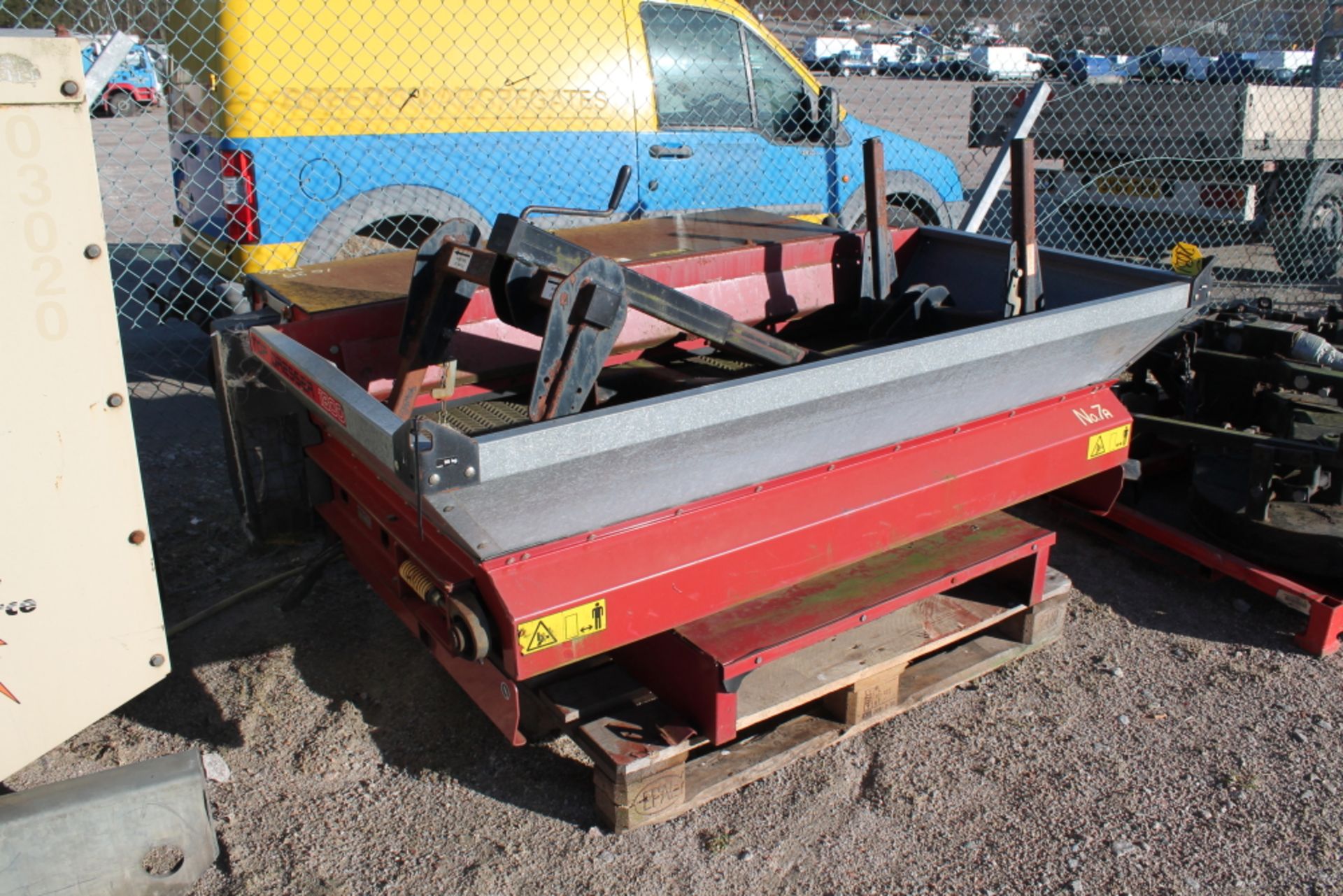 Sale Item:   TORO 1800 TOP DRESSER    Vat Status:    Plus Vat @ 20 %   Buyers Fees on this lot: