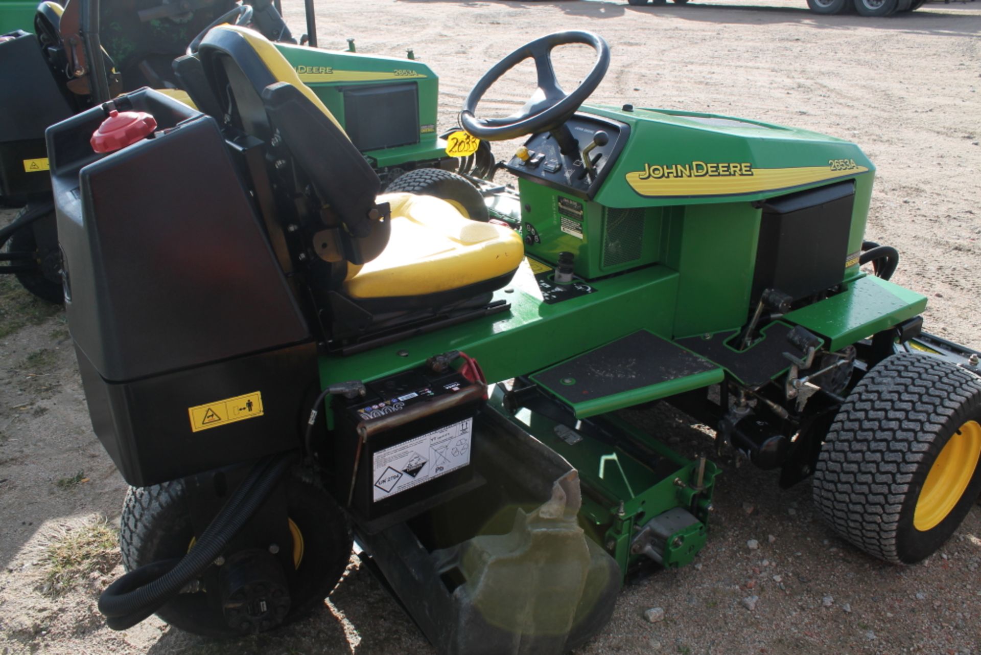 Sale Item:   JOHN DEER 2653A RIDE ON MOWER KEY IN P/CABIN   Vat Status:    Plus Vat @ 20 % - Image 2 of 5