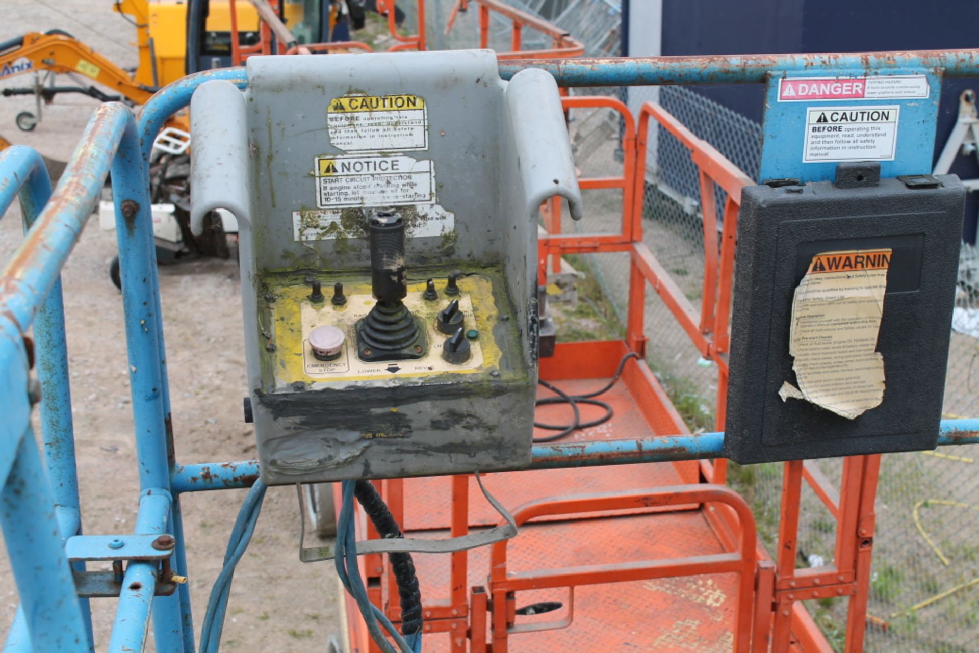 Sale Item:   GENIE SCISSOR LIFT KEY IN P/CABIN   Vat Status:    Plus Vat @ 20 %   Buyers Fees on - Image 3 of 4