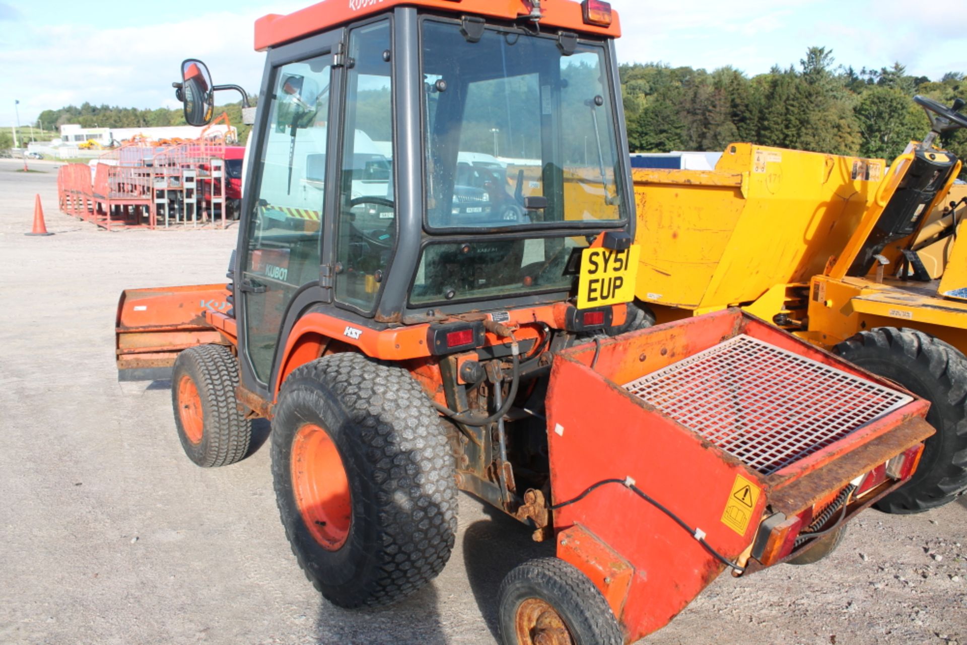 Kubota B2110- 0cc 2 Door Tractor   Reg No :   SY51EUP   D.F.R :   11-Feb-02  Miles / Kms :   765 - Image 2 of 5