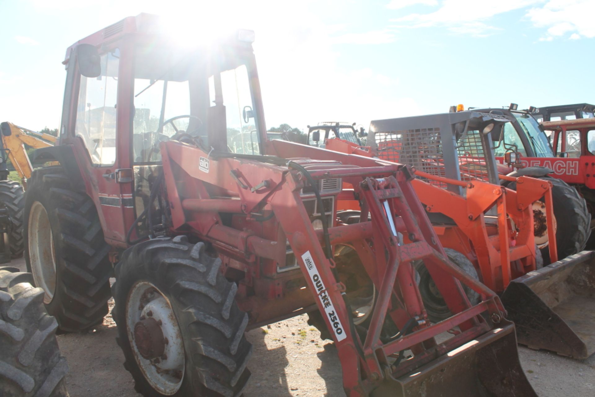 International 685 XL 2 Door Tractor   Reg No :   DOD117Y   D.F.R :   01-May-83  Miles / Kms : - Image 2 of 5