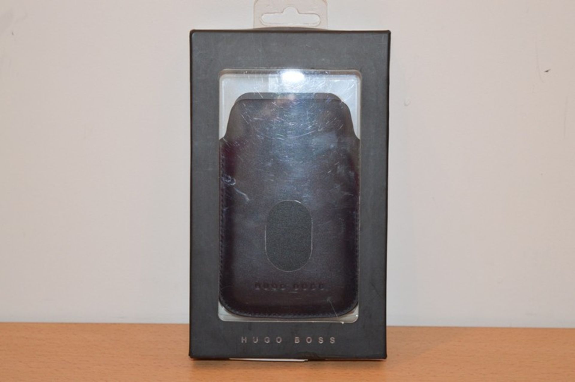 BOXED BRAND NEW HUGO BOSS BLACK LEATHER PHONE PROTECTIVE CASE (PC-564546)