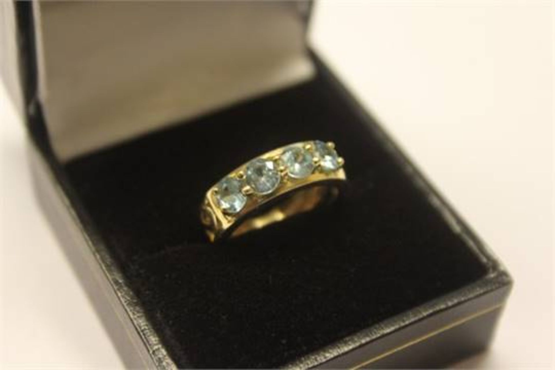 9CT GOLD BLUE ZIRCON GOLD RING (B) ***PLEASE NOTE THERE IS NO VAT ON THIS LOT***