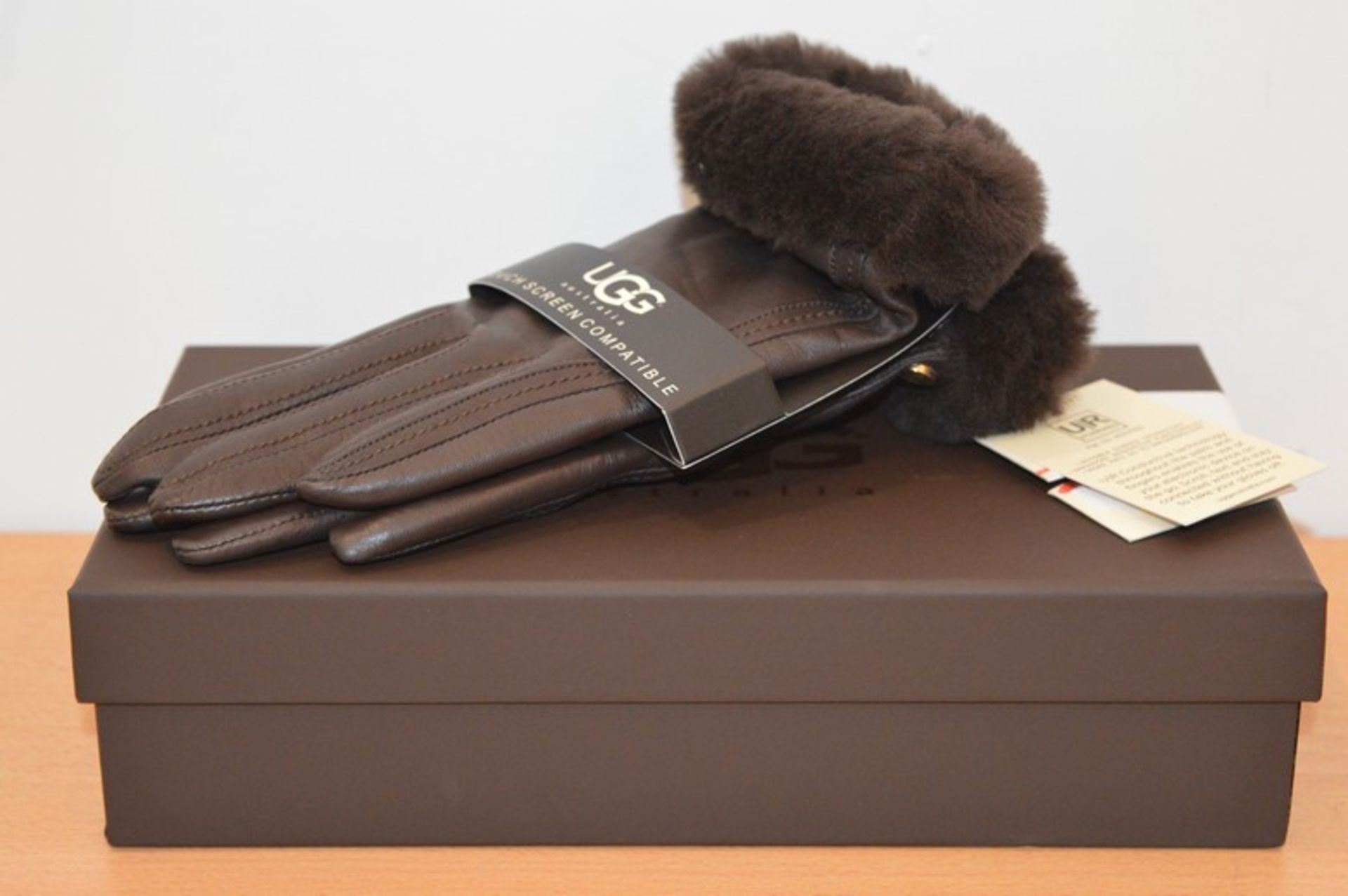 BOXED BRAND NEW UGG AUSTRALIA GENUINE BROWN LEATHER CLOTHES WORKS WITH TOUCH SCREEN PHONE RRP £