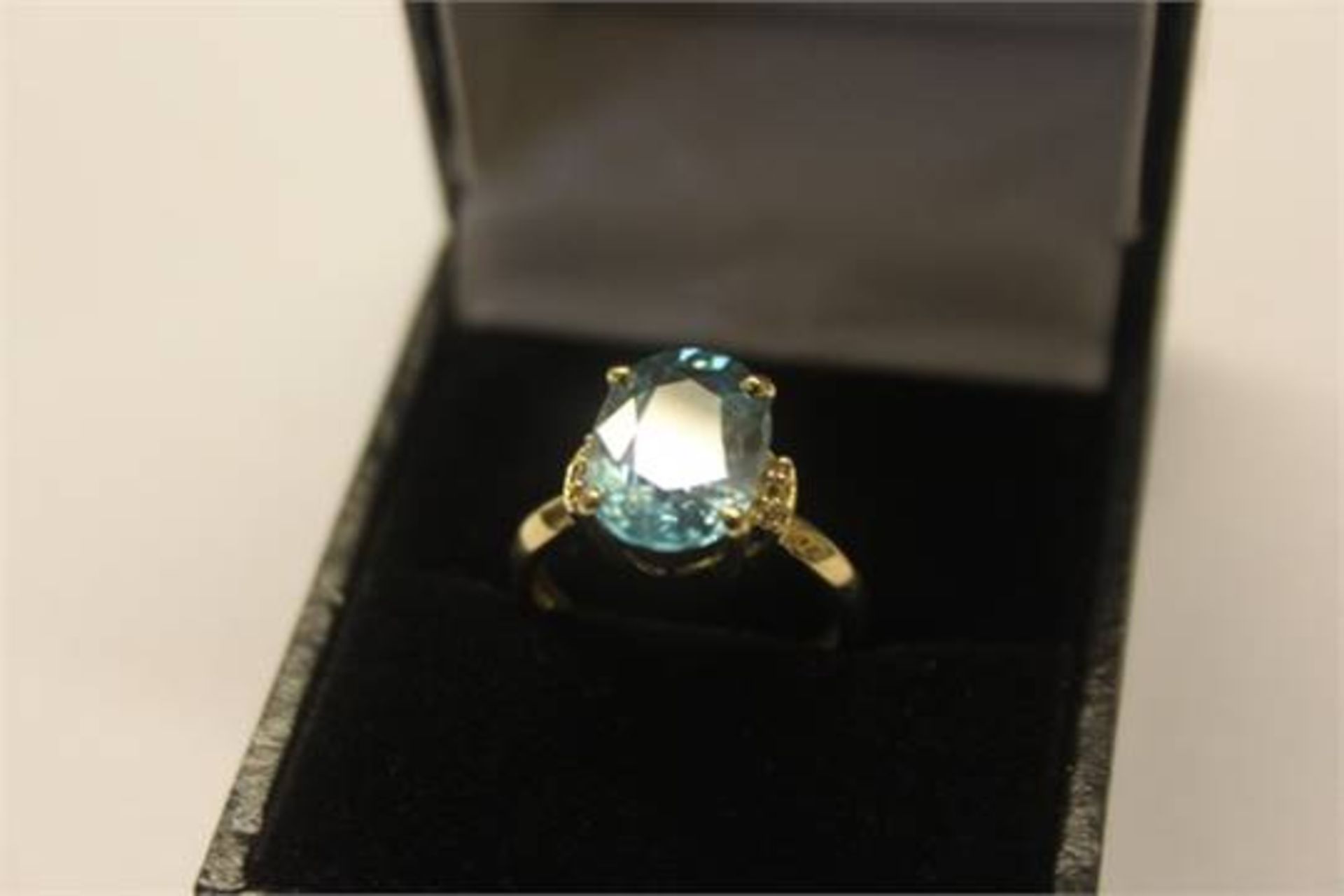 9K RATANAKIRI AND WHITE TOPAZ RING (B) ***PLEASE NOTE THERE IS NO VAT ON THIS LOT***