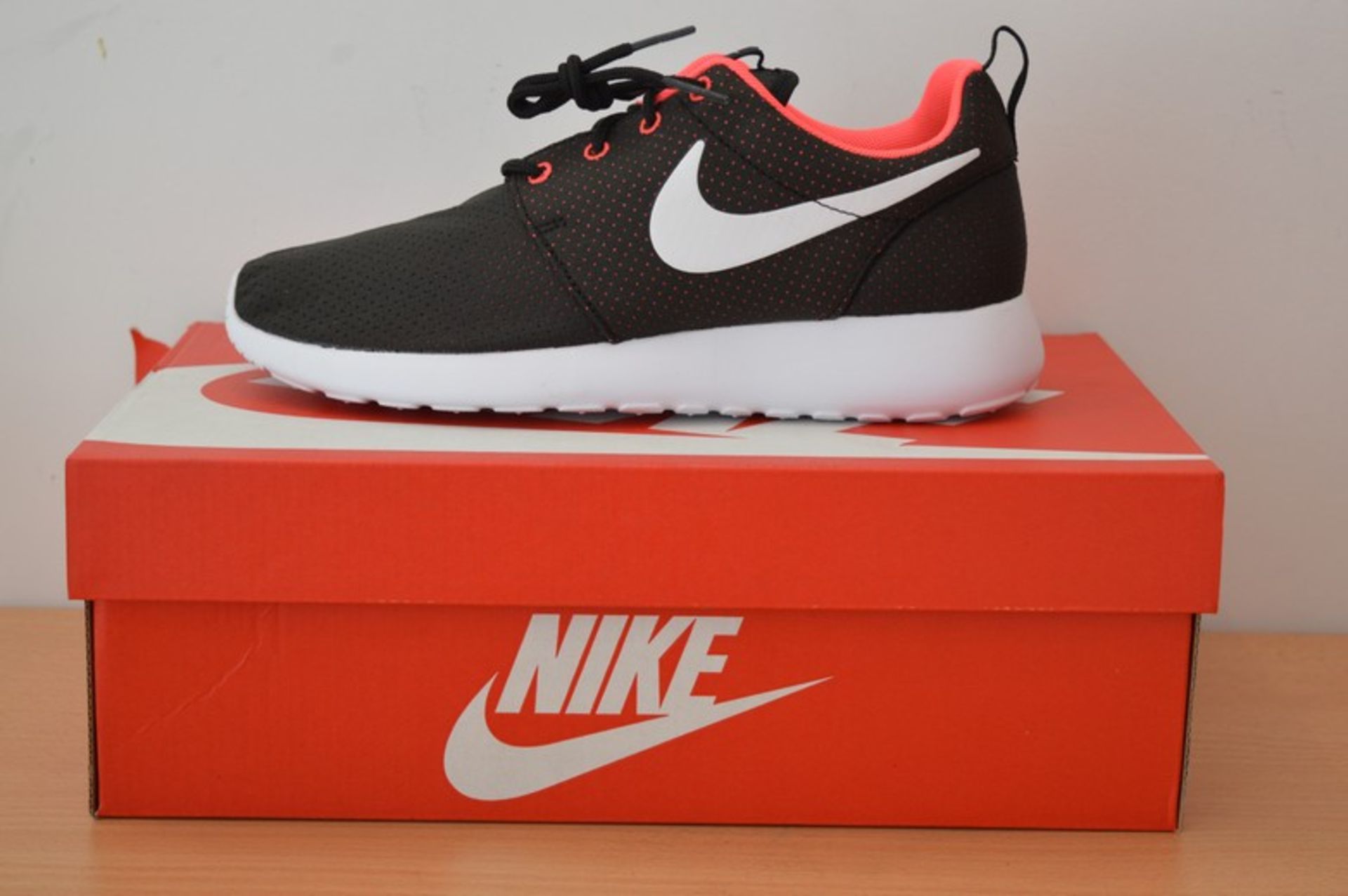 BOXED BRAND NEW NIKE ROSHRUN LADIES BLACK/WHITE AN PINK LADIES TRAINERS IN UK SIZE 5 RRP £55 (