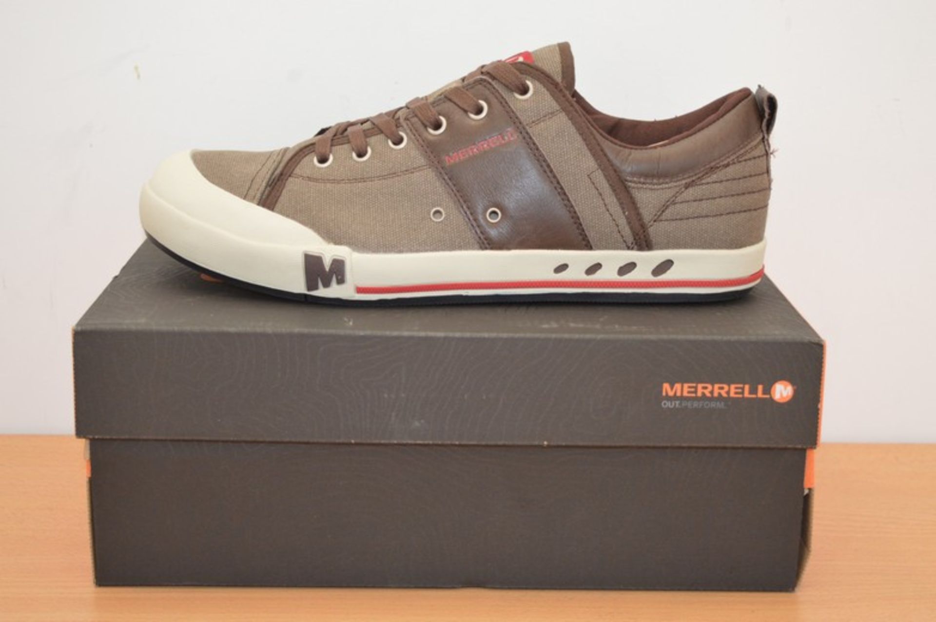 BOXED BRAND NEW MERRELL RAINT GENTS TRAINERS IN UK SIZE 11 RRP £95 (DSCLIP)(23.03.15)