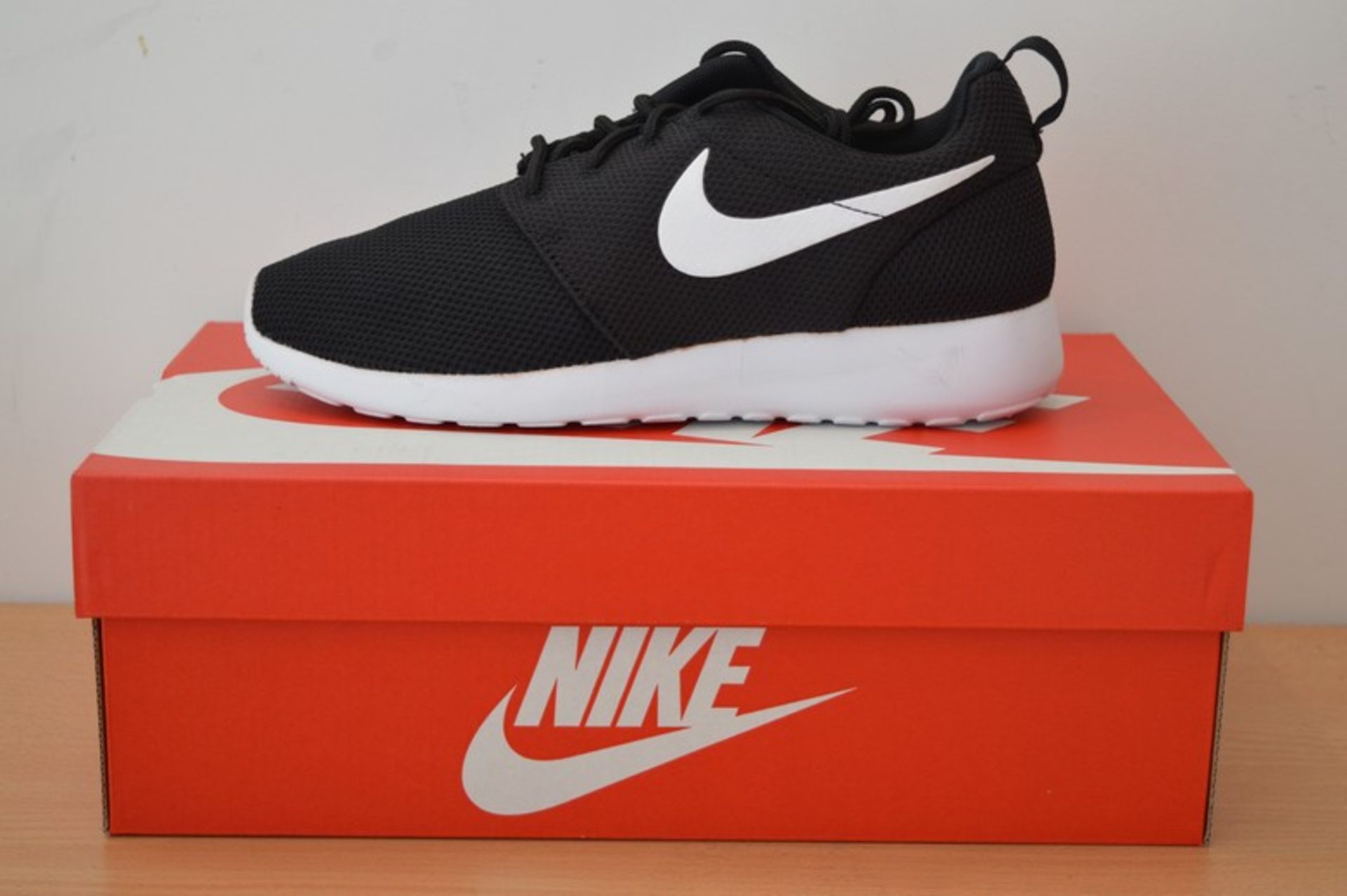 BOXED BRAND NEW NIKE ROSHRUN GENTS BLACK/WHITE TRAINERS IN UK SIZE 5 RRP £55 (DSCLIP)(23.03.15)