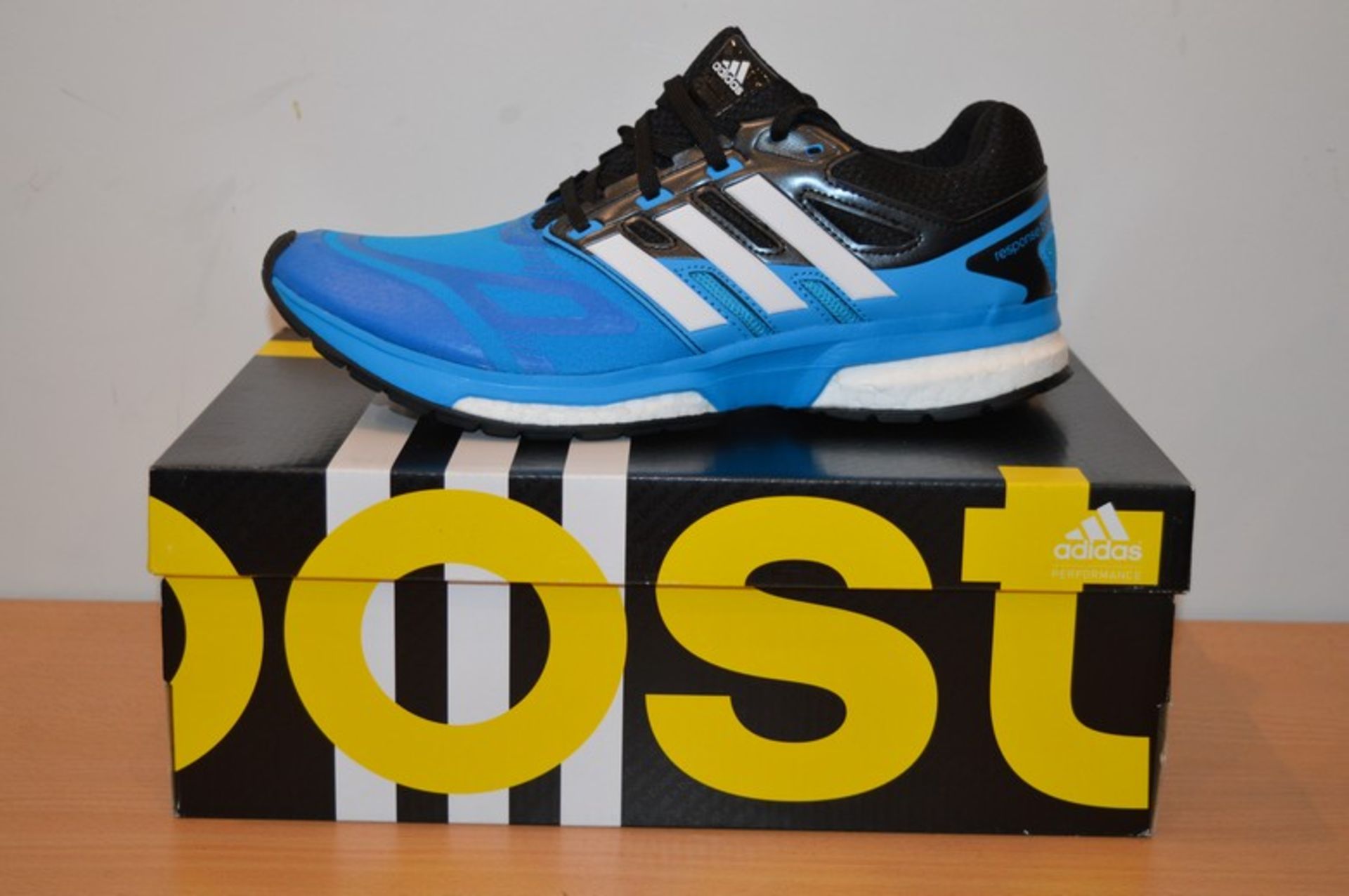 BOXED BRAND NEW ADIADAS BOOST GENTS RESPONSE TECHFIT GENTS TRAINING SHOES IN UK SIZE 9 RRP £85 (