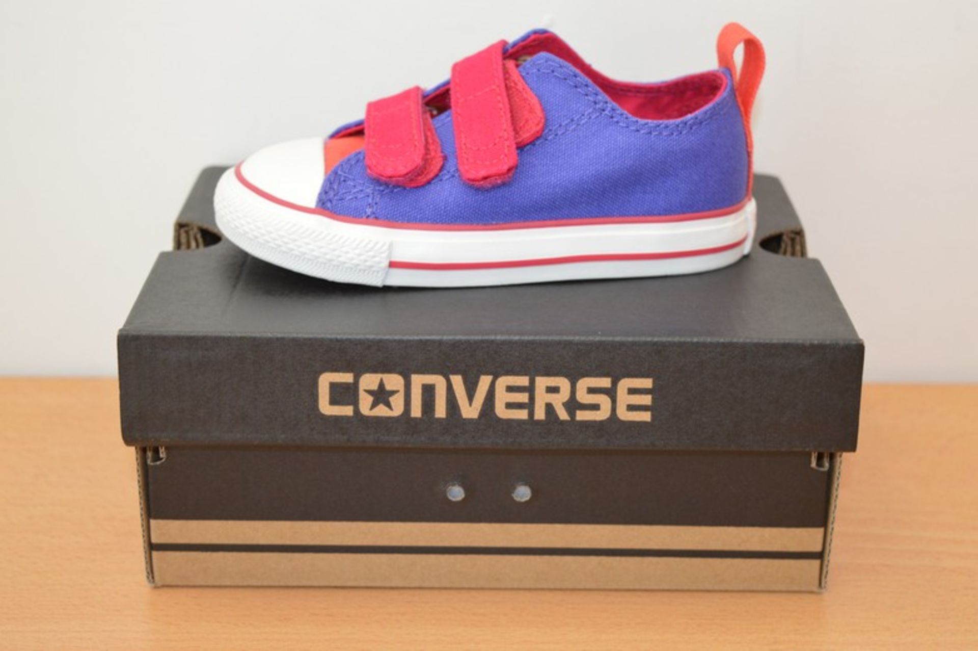 BOXED BRAND NEW CONVERSE CHILDRENS MULTI COLOUR TRAINERS IN UK SIZE  7 RRP £35 (DSCLIP)(23.03.15)