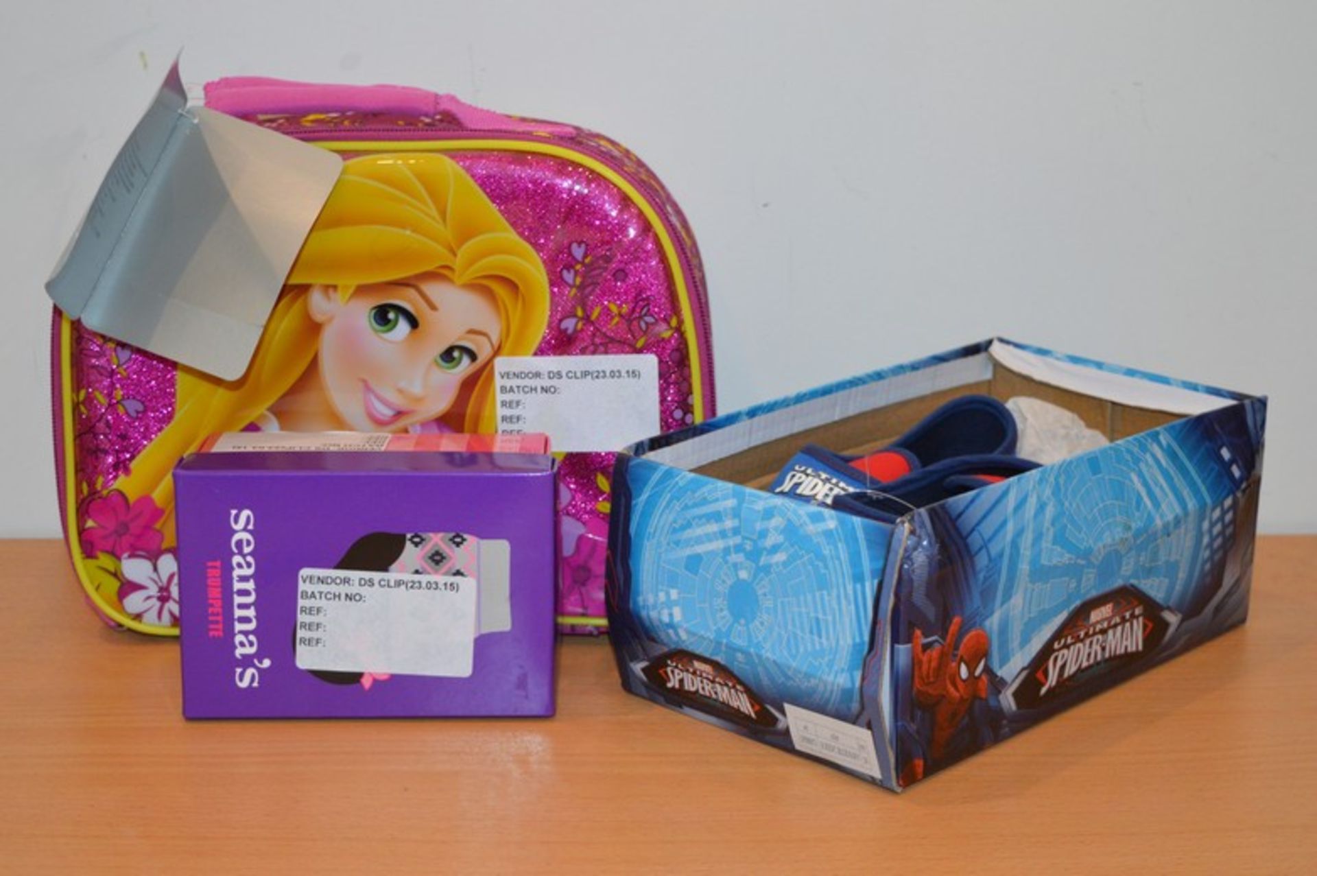 3X BRAND NEW CHILDRENS ASSORTED ITEMS TO INCLUDE SPIDER MAN SHOES, DISNEY PRINCESS LUCNH BOX AND