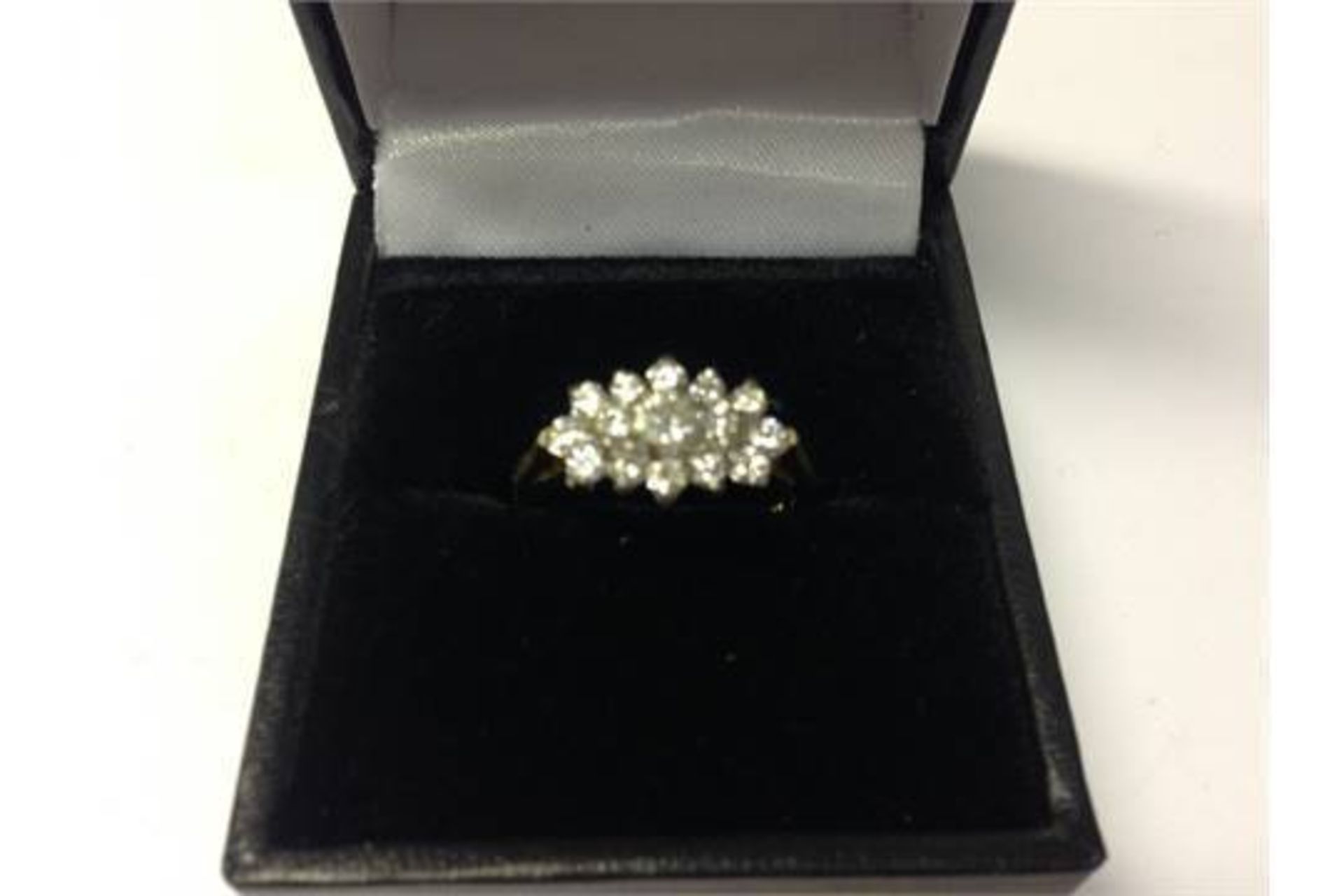 18CT DIAMOND CLUSTER RING ***PLEASE NOTE THERE IS NO VAT ON THIS LOT*** Q17