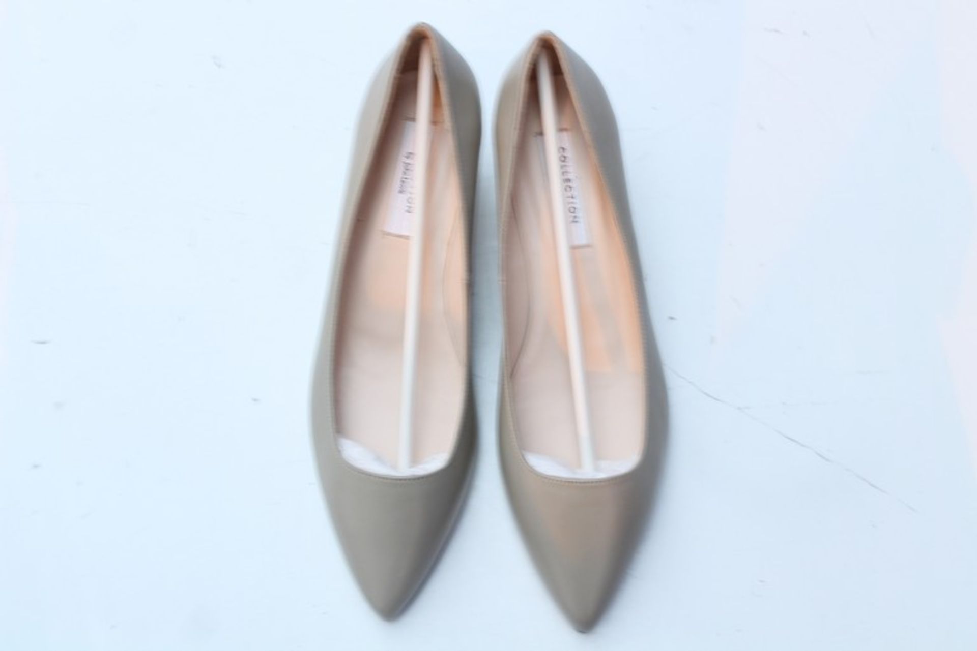1 x BOXED PAIR OF SIZE 5 TAUPE LADIES LEATHER SHOES RRP £80  *PLEASE NOTE THAT THE BID PRICE IS