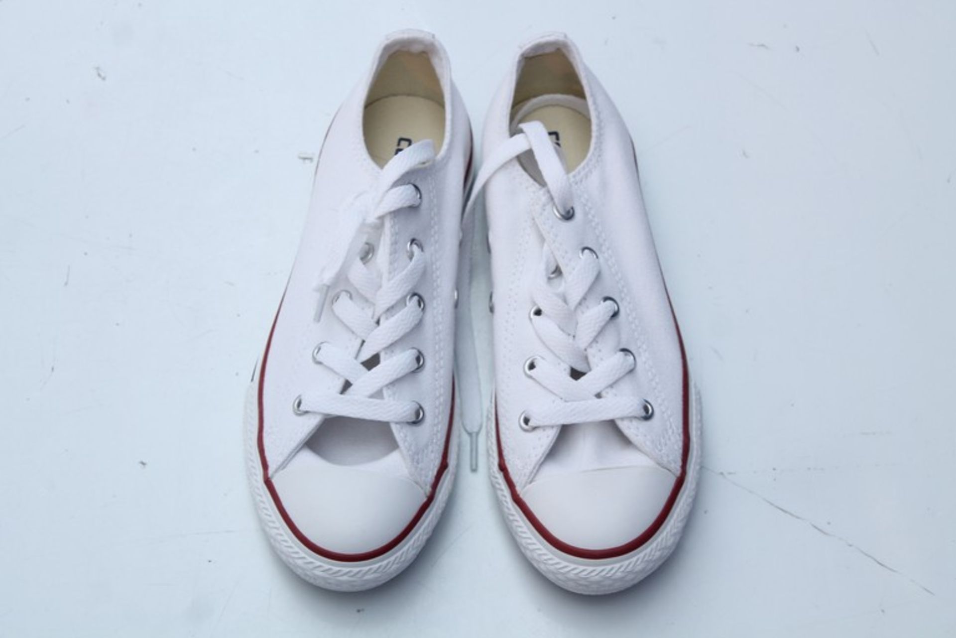 1 x BOXED PAIR OF SIZE 1 AND A HALF YOUTHS CONVERSE PUMPS IN WHITE   *PLEASE NOTE THAT THE BID PRICE