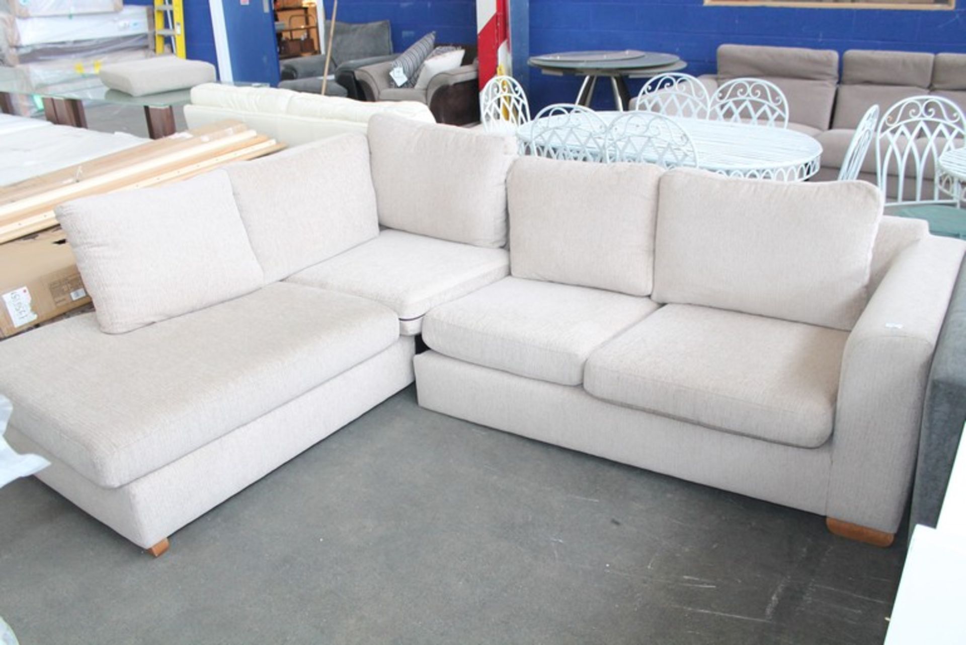 1 x LARGE 3 SEATER LEFT HAND CHAISE BEIGE FABRIC UPHOLSTERED CORNER SOFA   *PLEASE NOTE THAT THE BID