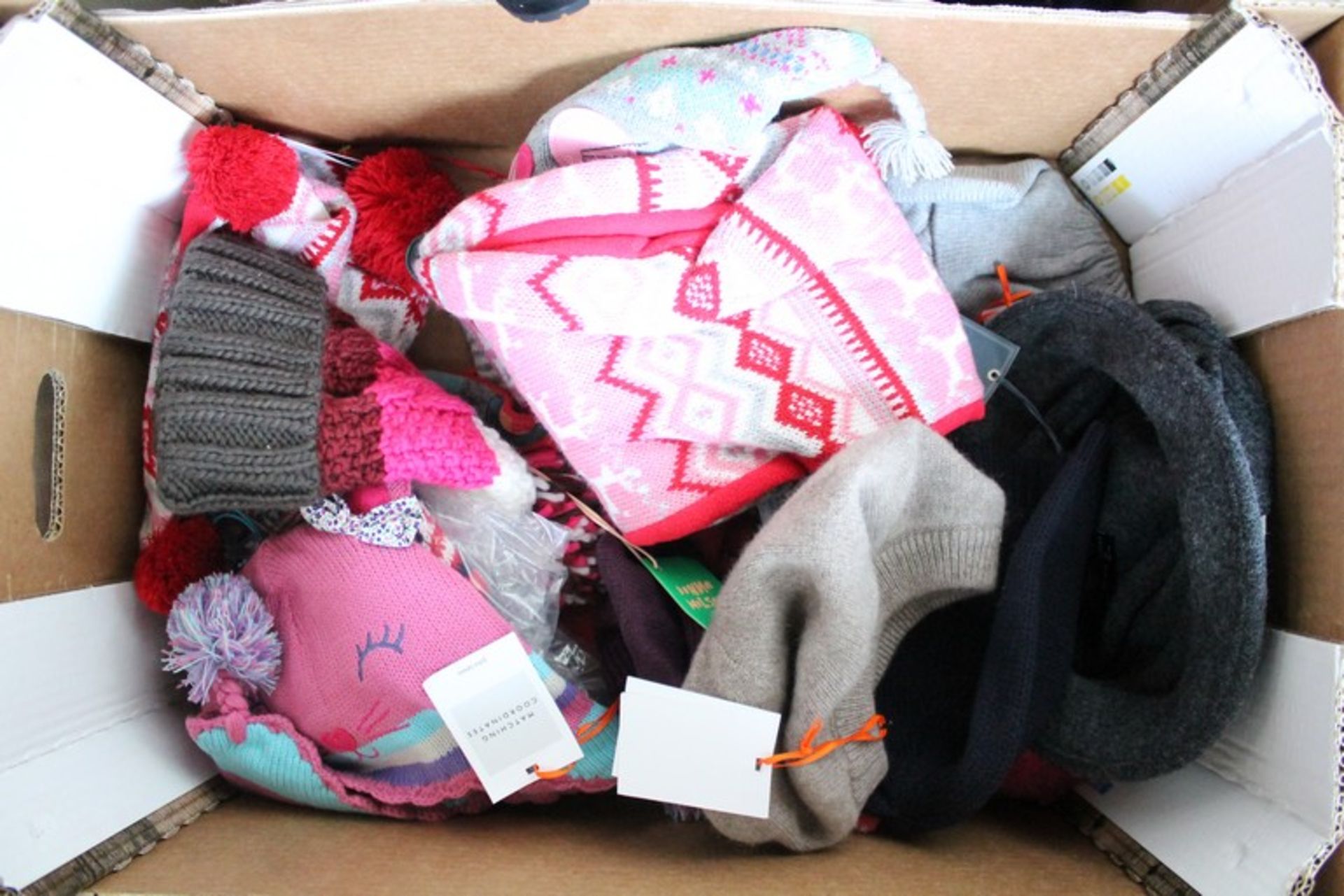 14 x ASSORTED CHILDRENS CLOTHING ITEMS TO INCLUDE HATS AND GLOVES NAD OTHER  *PLEASE NOTE THAT THE