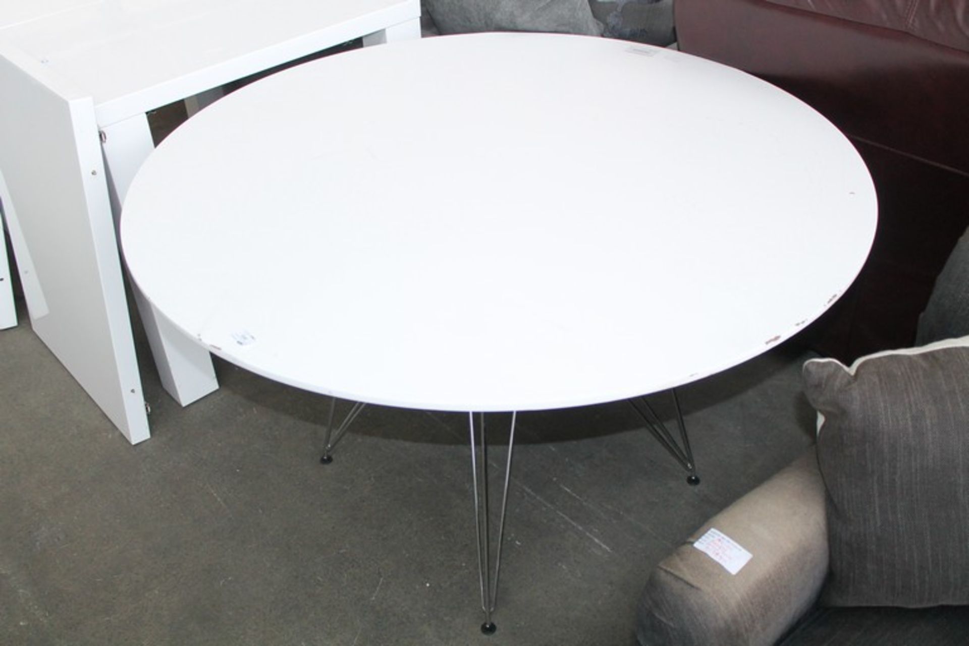 1 x LARGE ROUND WHITE AND CHROME LEGGED DINING TABLE   *PLEASE NOTE THAT THE BID PRICE IS MULTIPLIED