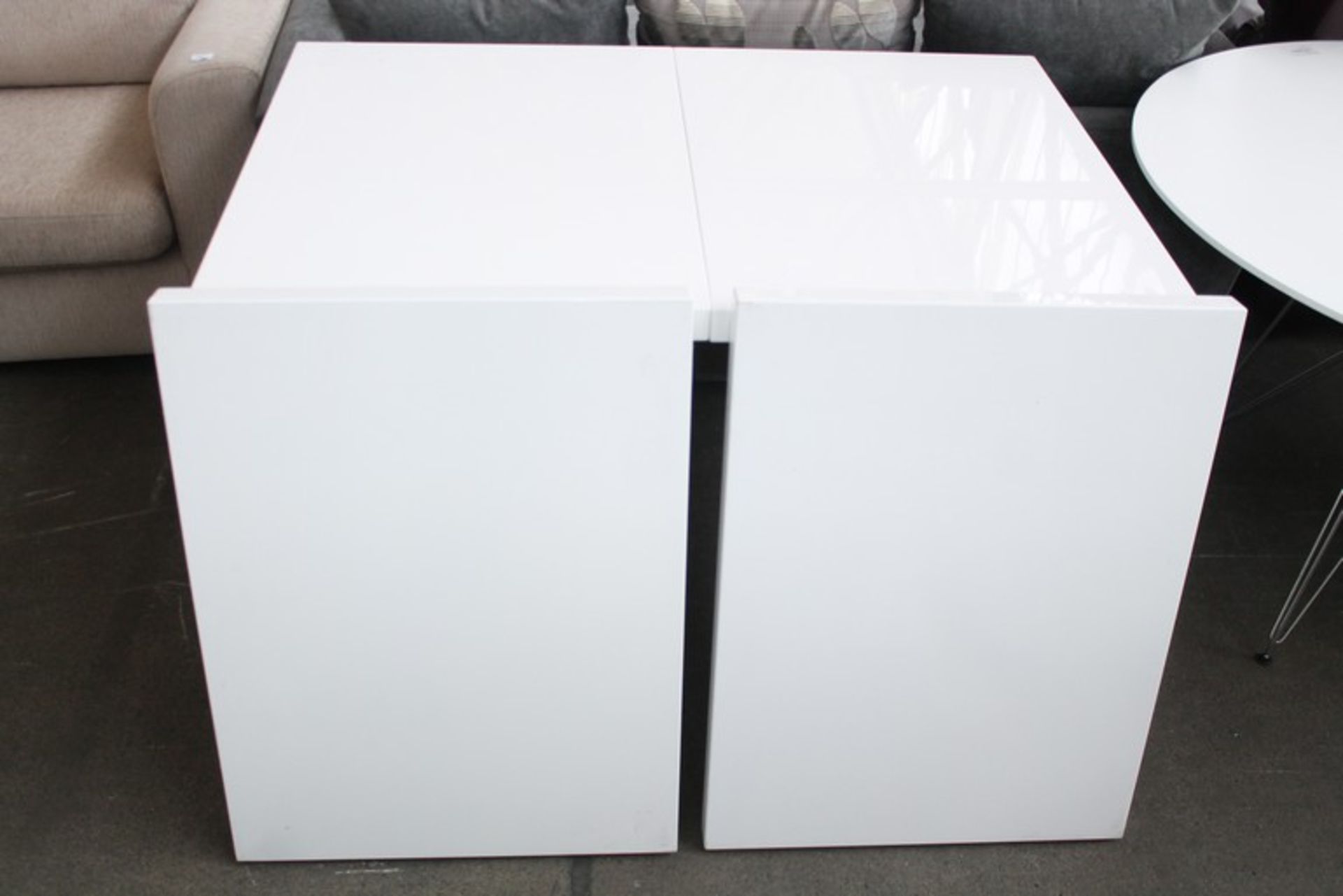 1 x LARGE RECTANGULAR HIGH GLOSS WHITE EXTENDING DINING TABLE   *PLEASE NOTE THAT THE BID PRICE IS