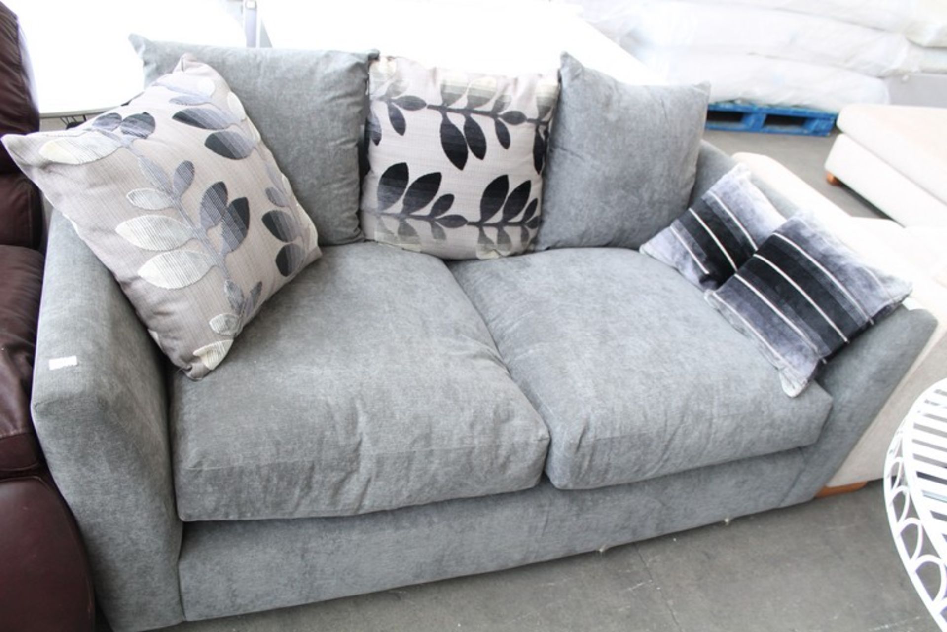 1 x GRACELAND PUTER LARGE 2 SEATER GREY FABRIC UPHOLSTERED SOFA TO INCLUDE DESIGNER SCATTER CUSHIONS