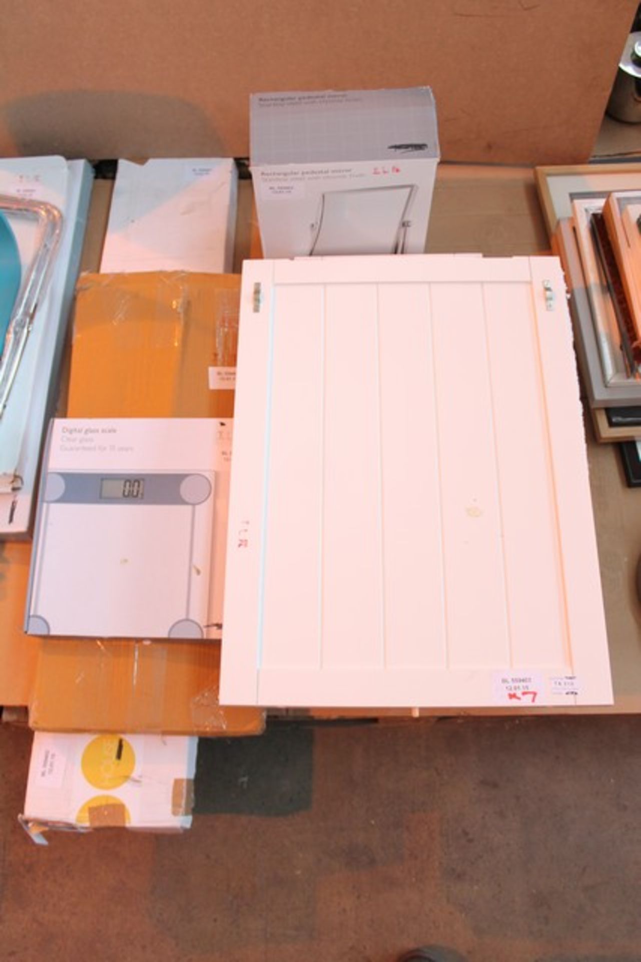 ONE LOT TO CONTAIN 7X BOXED AND UNBOXED ITEMS TO INCLUDE RECTANGULAR PEDESTAL MIRROR, DIGITAL
