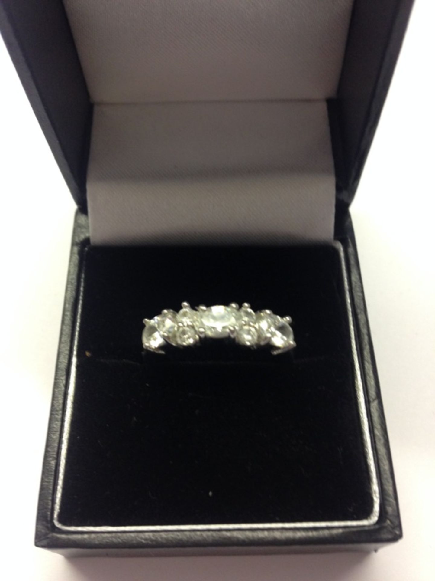 BOXED 9CT WHITE GOLD LADIES DRESS RING ***PLEASE NOTE THERE IS NO VAT ON THIS LOT*** (SBW)