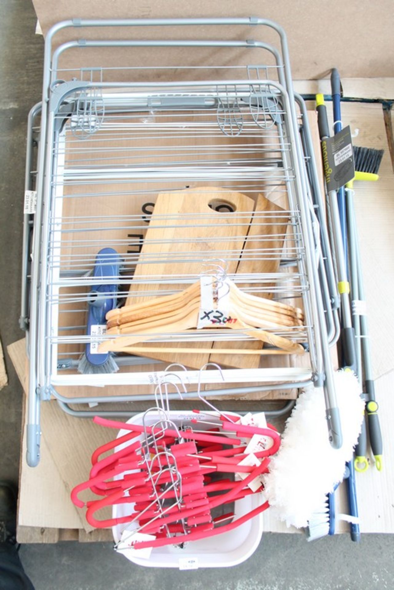 ONE LOT TO CONTAIN 30X ITEMS TO INCLUDE CHOPPING BOARD, CLOTHES AIRIER, HANGERS AND MUCH MORE (